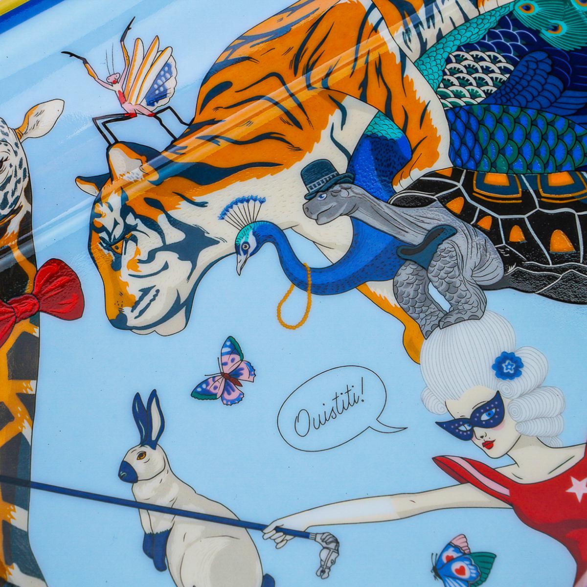 Mightychic te ofrece una Bandeja de cambio Hermes Story en colores Azul y Gris.
Ribete dorado pintado a mano.
Diseñado por Jonathan Burton.
La porcelana está decorada mediante cromolitografía.
Una pieza de acento perfecta para cualquier