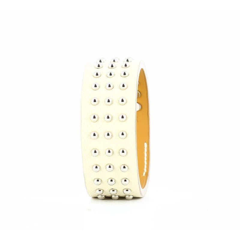 Hermes Studded Leather Bracelet in White In Good Condition For Sale In PARIS, FR
