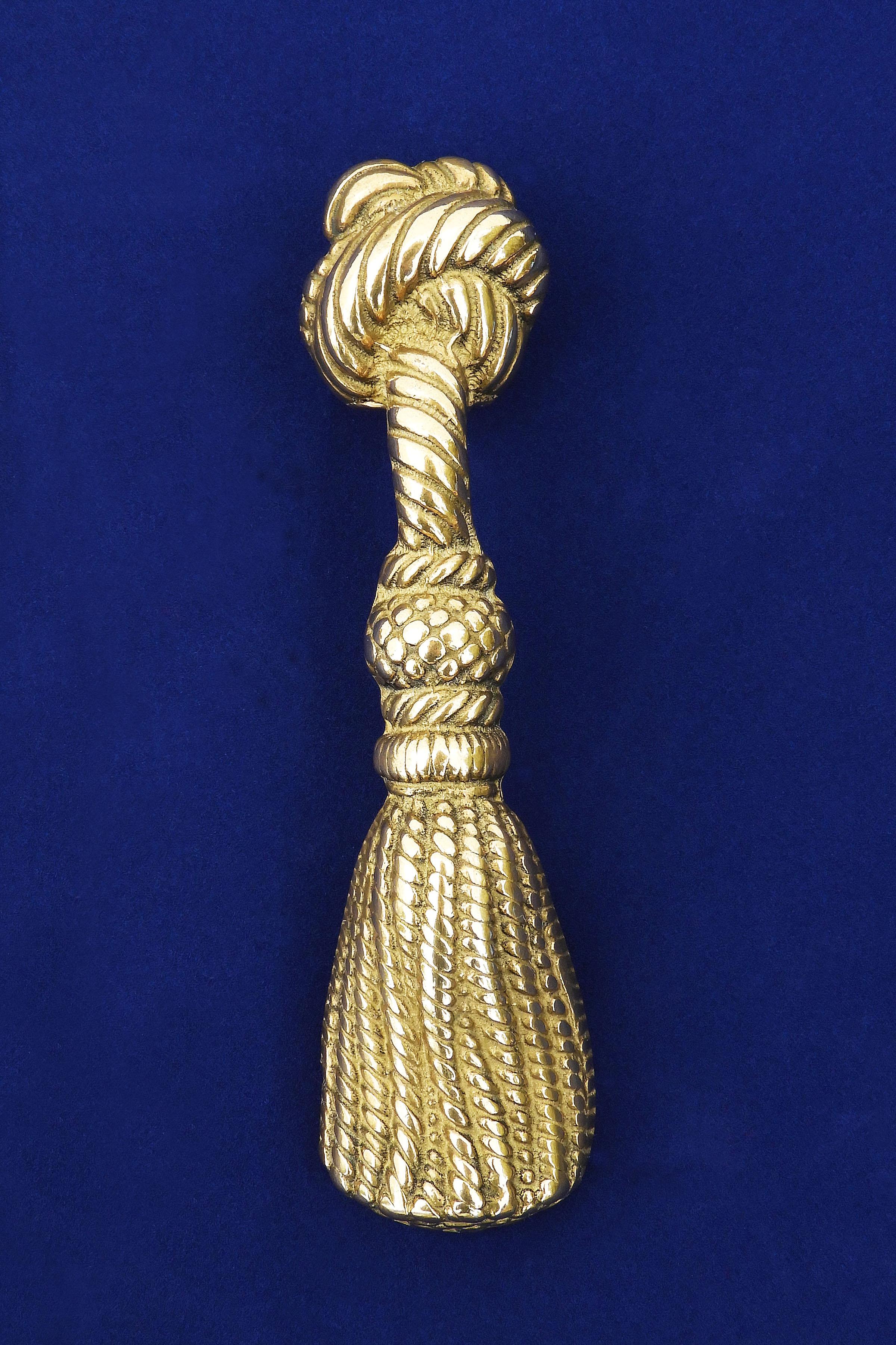 Vintage Französisch Hermès Stil Messing Flaschenöffner - Pom-pom Design, c.1960

Ein charmanter, stilvoller Flaschenöffner in Form eines geknoteten Seils mit einer Quaste, die an die elegante Hermès-Ästhetik der 1960er Jahre erinnert. Dieses in