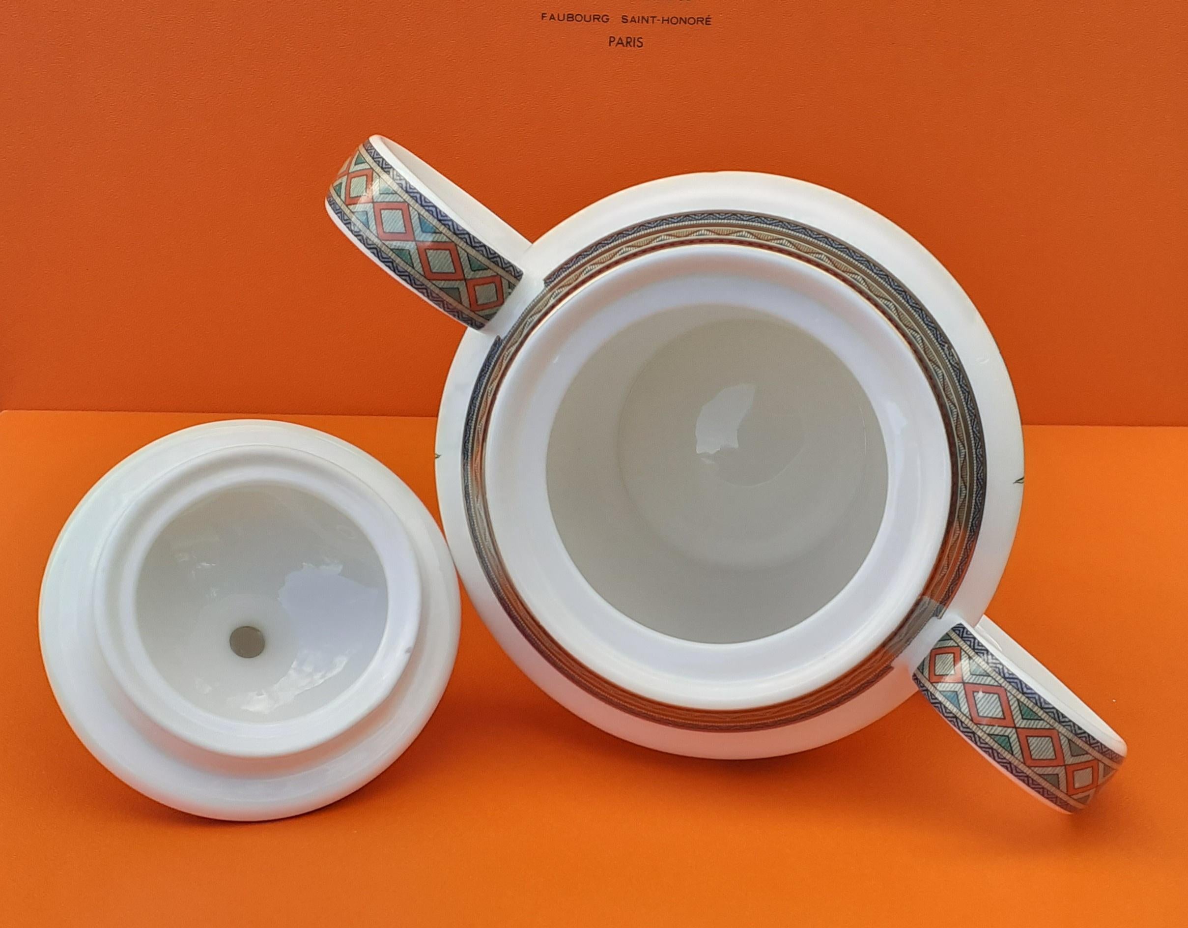 Hermès Sugar Bowl and Milk Jug Cheval D'Orient Horse Pattern in Porcelain For Sale 11