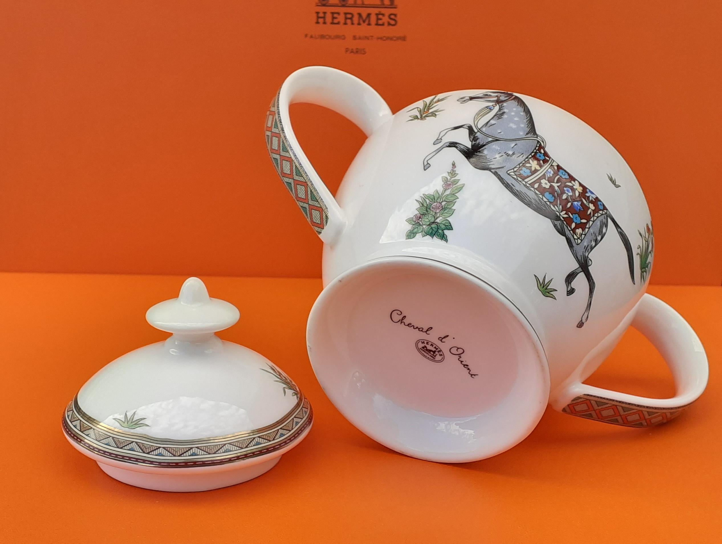 Hermès Zuckerdose und Milchkännchen Cheval D'Orient Pferdemuster aus Porzellan im Angebot 13