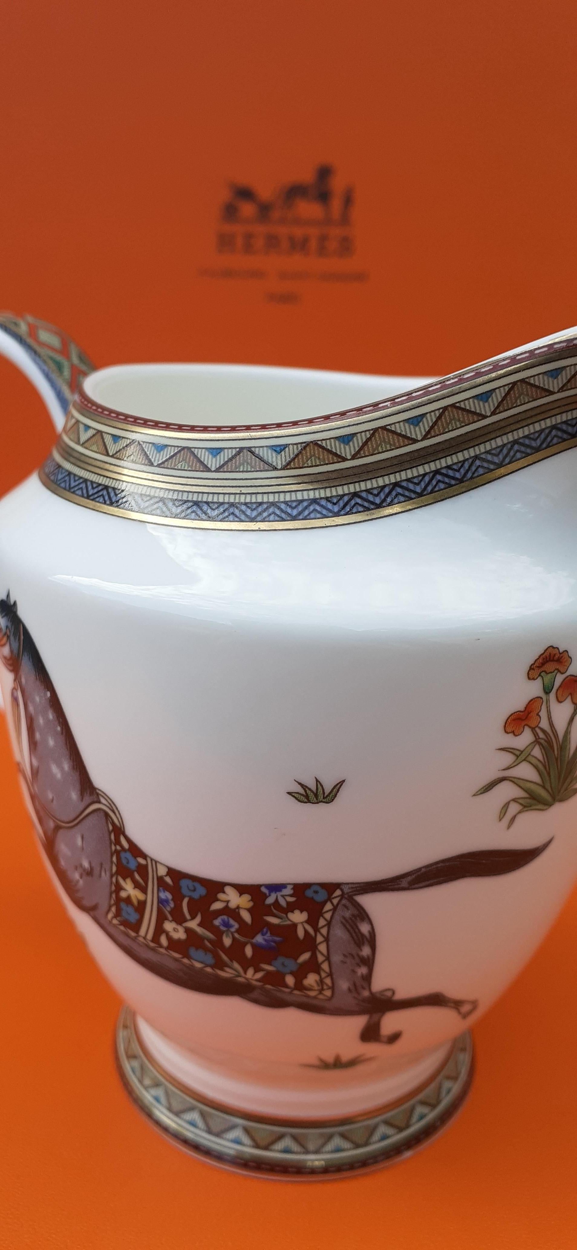 Gris Hermès Sucrier et pot à lait Cheval d'Orient en porcelaine en vente