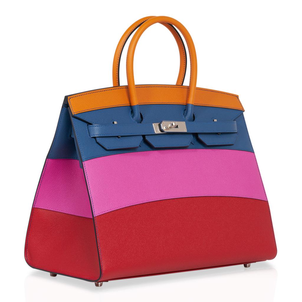 Mightychic ofrece un raro bolso Hermes 35 Birkin Sellier de edición limitada que aparece en Sunset Rainbow. 
Este exquisito bolso es un tesoro de coleccionista y muy raro de comercializar en estado nuevo, nunca usado.
La técnica de la puntada