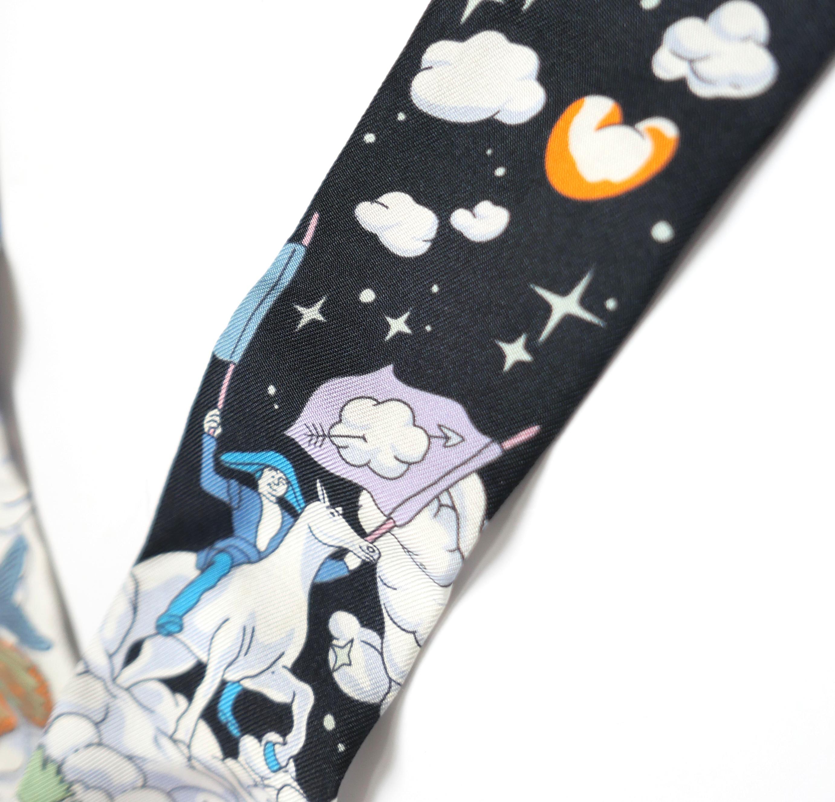 Stravagante sciarpa Hermes Sur Mon Nuage Twilly del 2020. Pura seta con stampa fantasia del circo. Misura circa 32