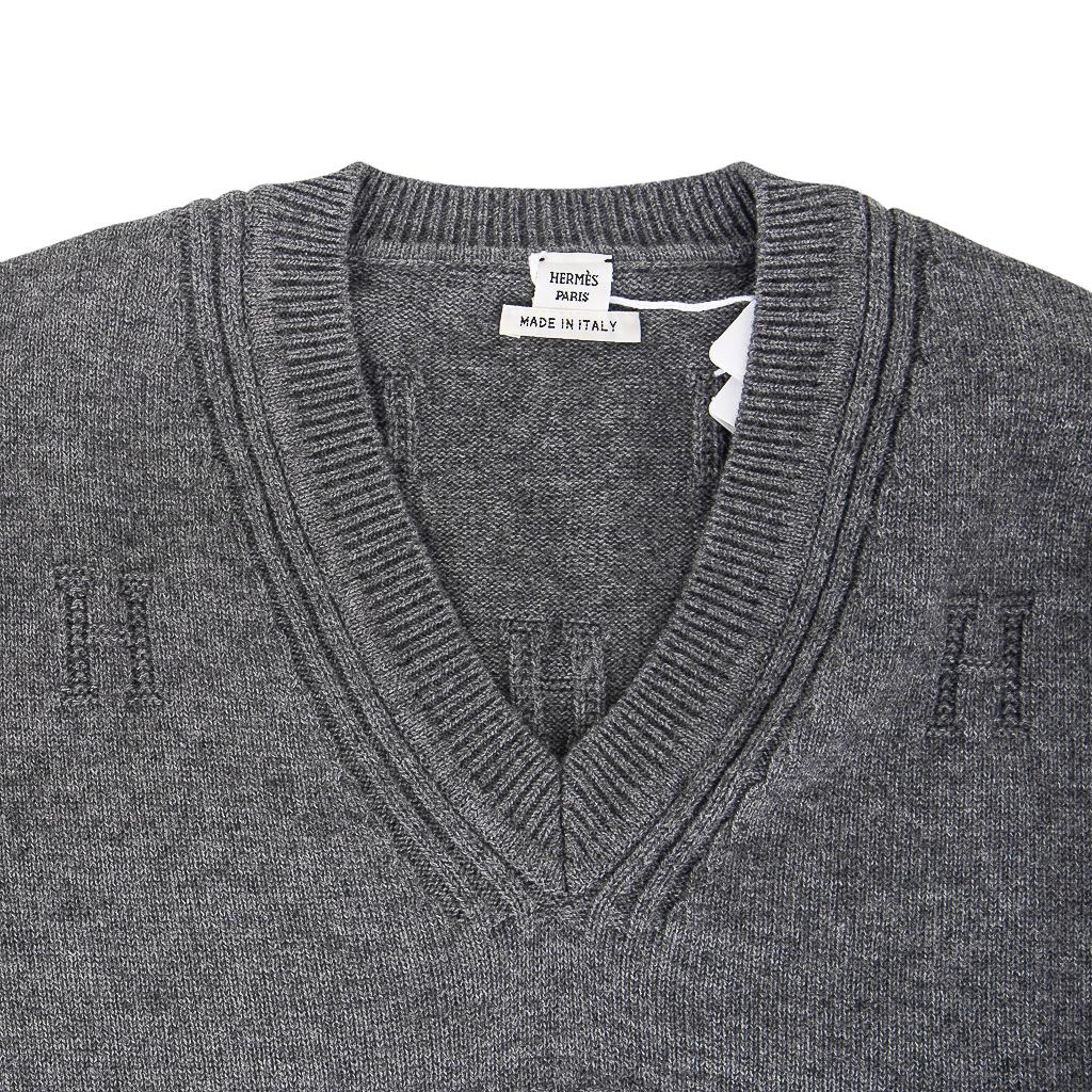 Noir Pull Hermès Voyage gris anthracite à large col en V, 40/6, neuf avec pochette en vente