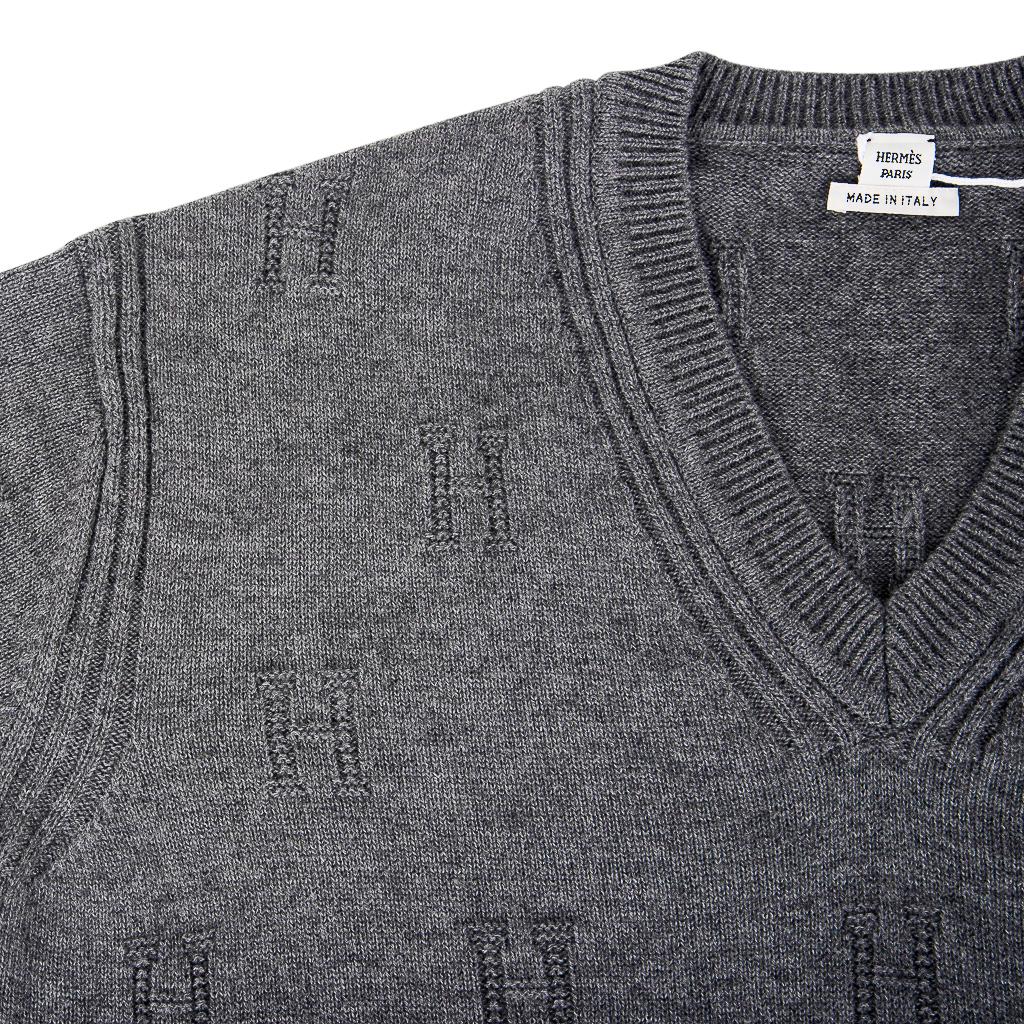 Pull Hermès Voyage gris anthracite à large col en V, 40/6, neuf avec pochette Pour femmes en vente