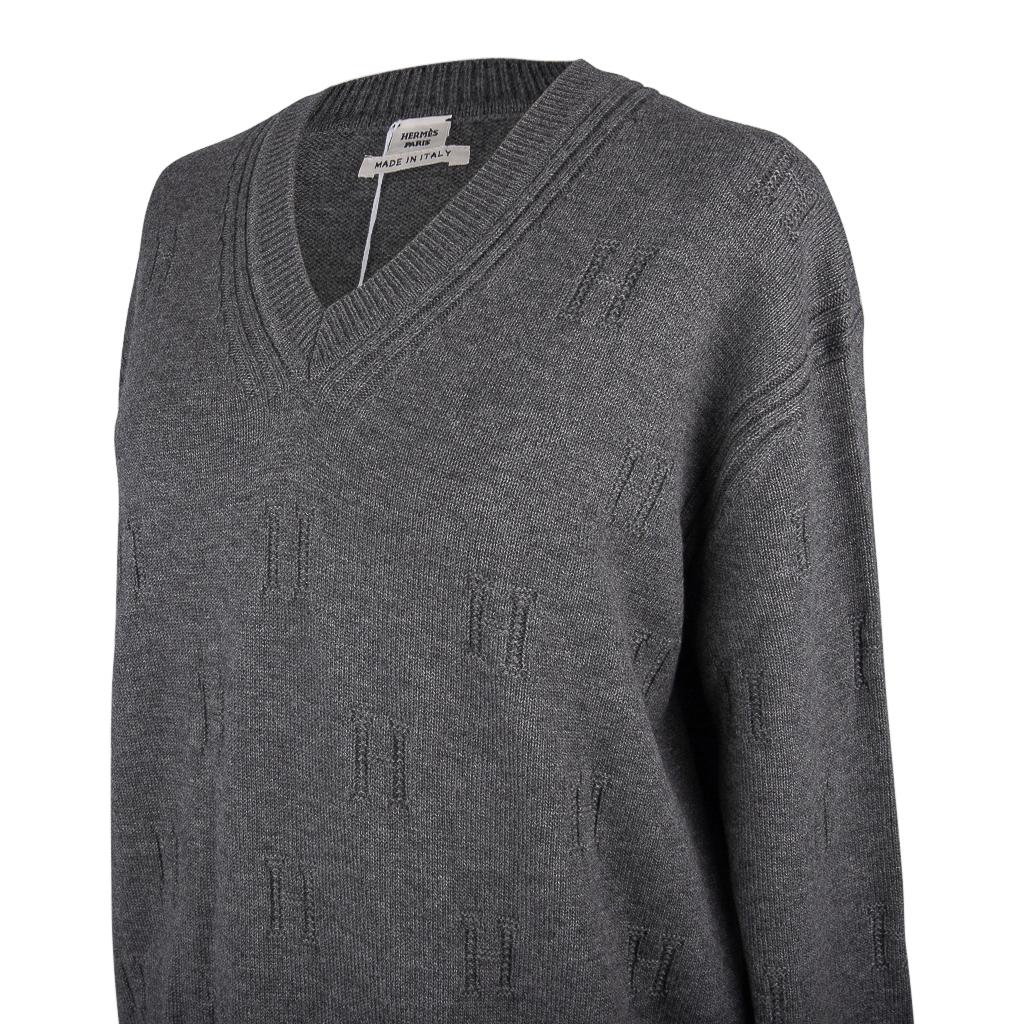 Hermes Sweater Voyage Wide V-Neck Gris Anthracite 40 / 6  In New Condition For Sale In Miami, FL