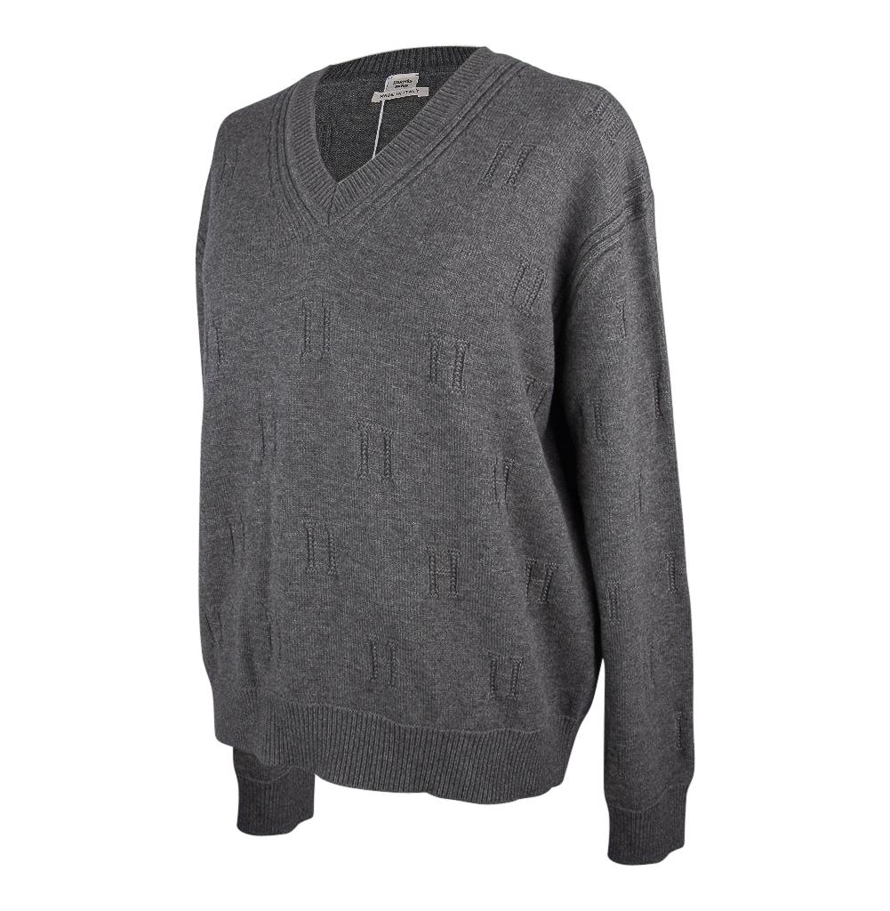 Garantiert authentischer Hermes Voyage Wide V-neck Pullover in der Farbe Gris Anthracite.
Der Pullover hat im Muster gestrickte 