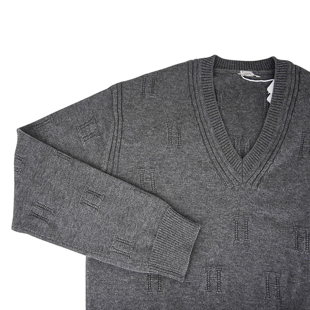 Pull Hermès Voyage gris anthracite à large col V, 42/8, neuf dans sa pochette en vente 3