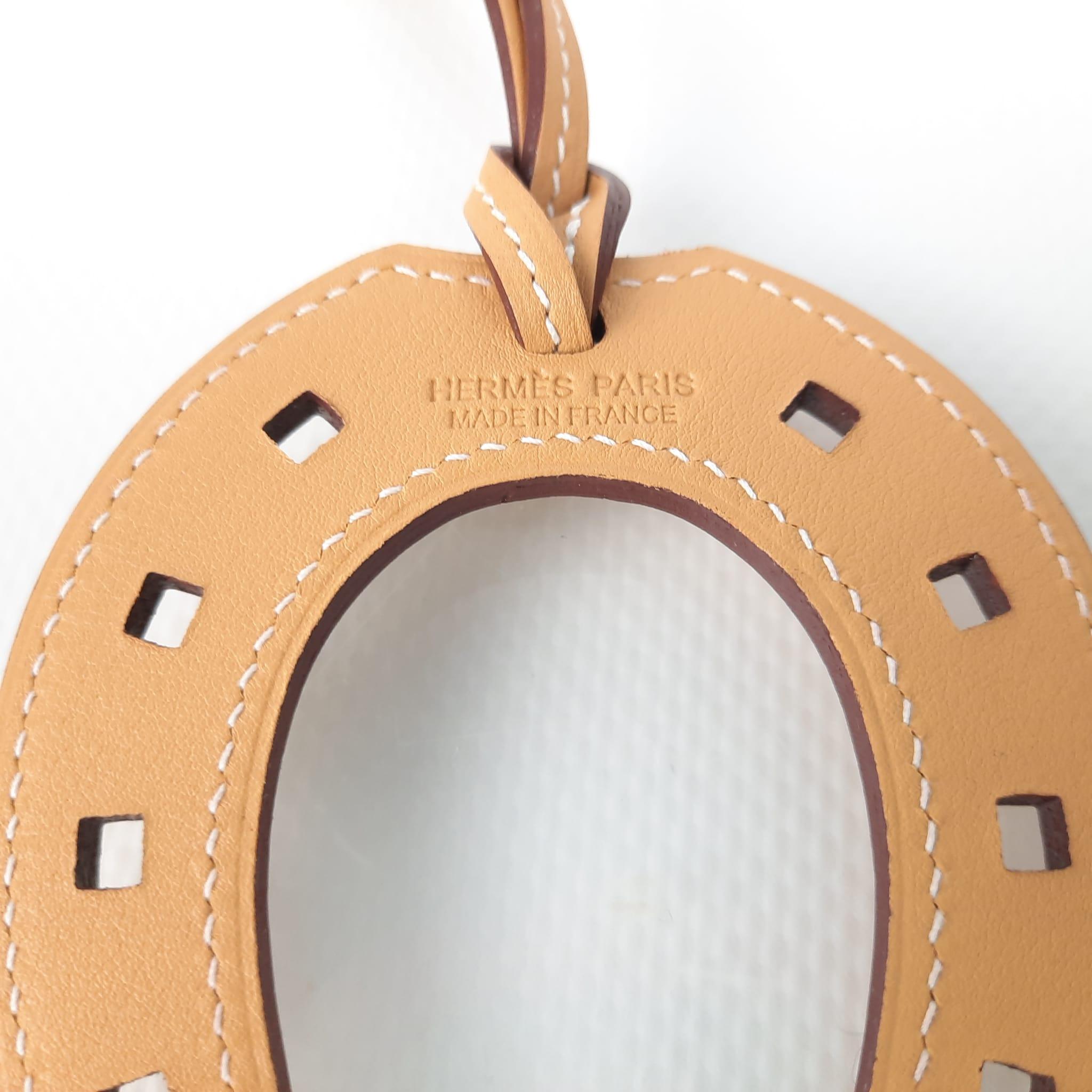 New, never used. Horseshoe charm in Swift calfskin
Dimensions: L 7.5 x H 8.5 x D 0.3 cm
