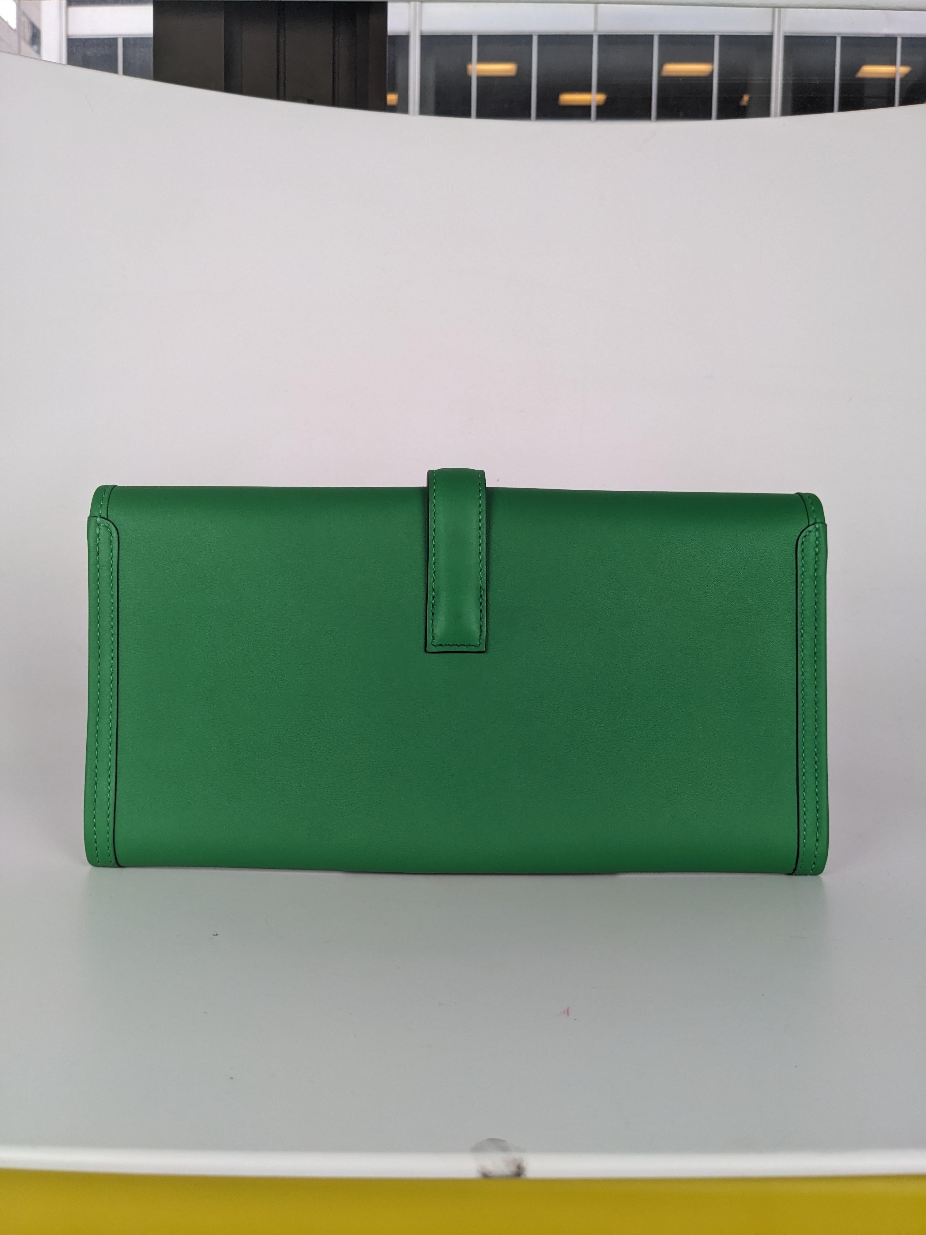 Condition: This authentic Hermes clutch is in great pre-loved condition. There are light marks and scratches on the interior and exterior.

No accessories included (dust bag, box, etc.)

Features: Cross-over flap and a strap that tucks under a