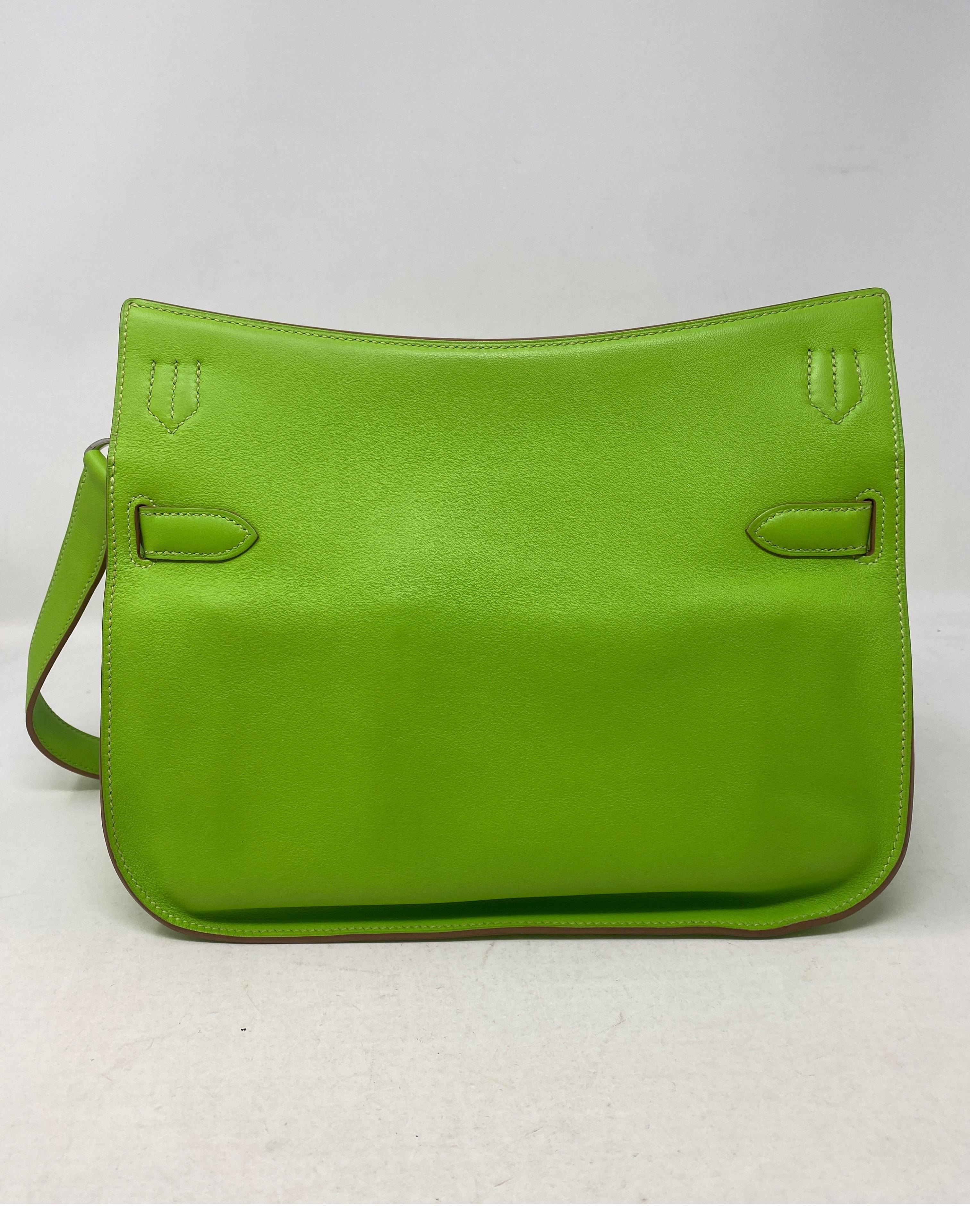 Hermès Swift Jypsiere Kiwi Green Crossbody Bag
Neon Green Swift Leather
Palladium-Plated Hardware
Single Adjustable Shoulder Strap
Leather Lining & Three Interior Pockets
Turn-Lock Closure at Front