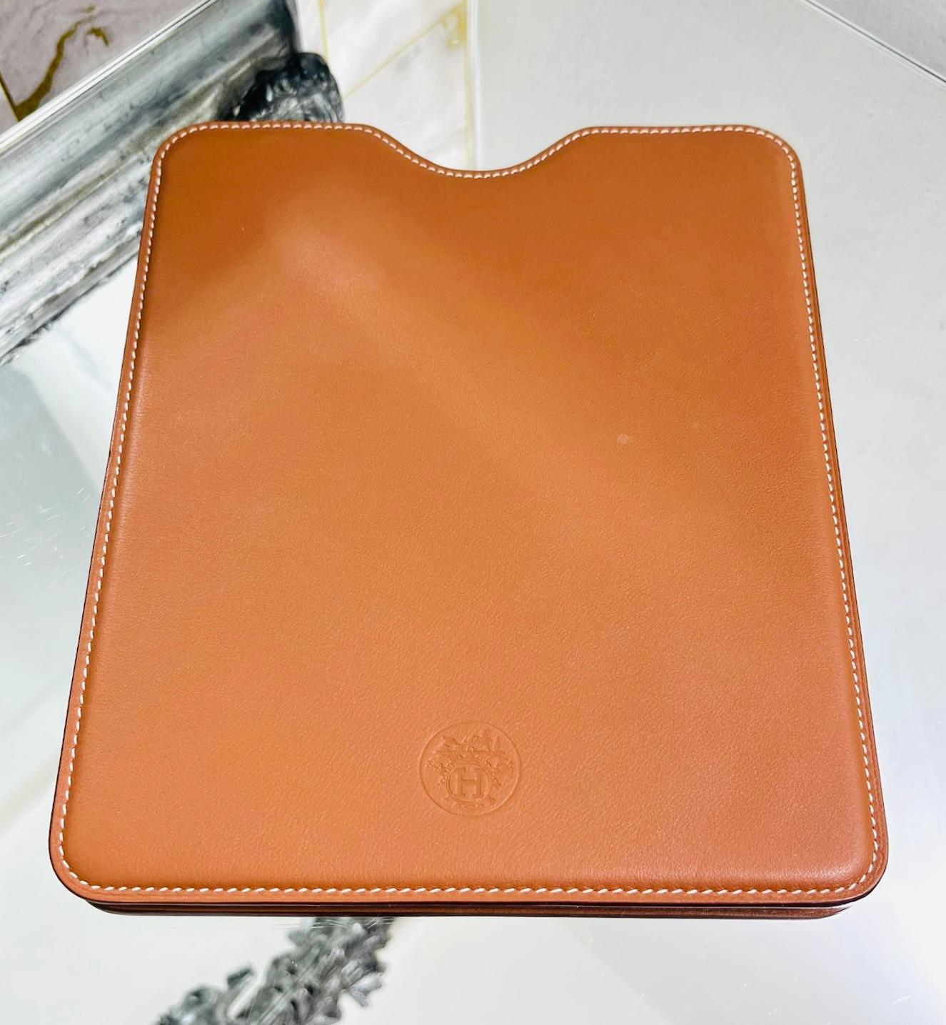 Funda para iPad Hermes Swift de piel con logotipo

Funda marr�ón camel diseñada con el logotipo de Hermes grabado en la piel.

Detallado con costura blanca de punto de silla de montar e interior de cuero.

Tamaño - Altura 26 cm, Anchura 21 cm,
