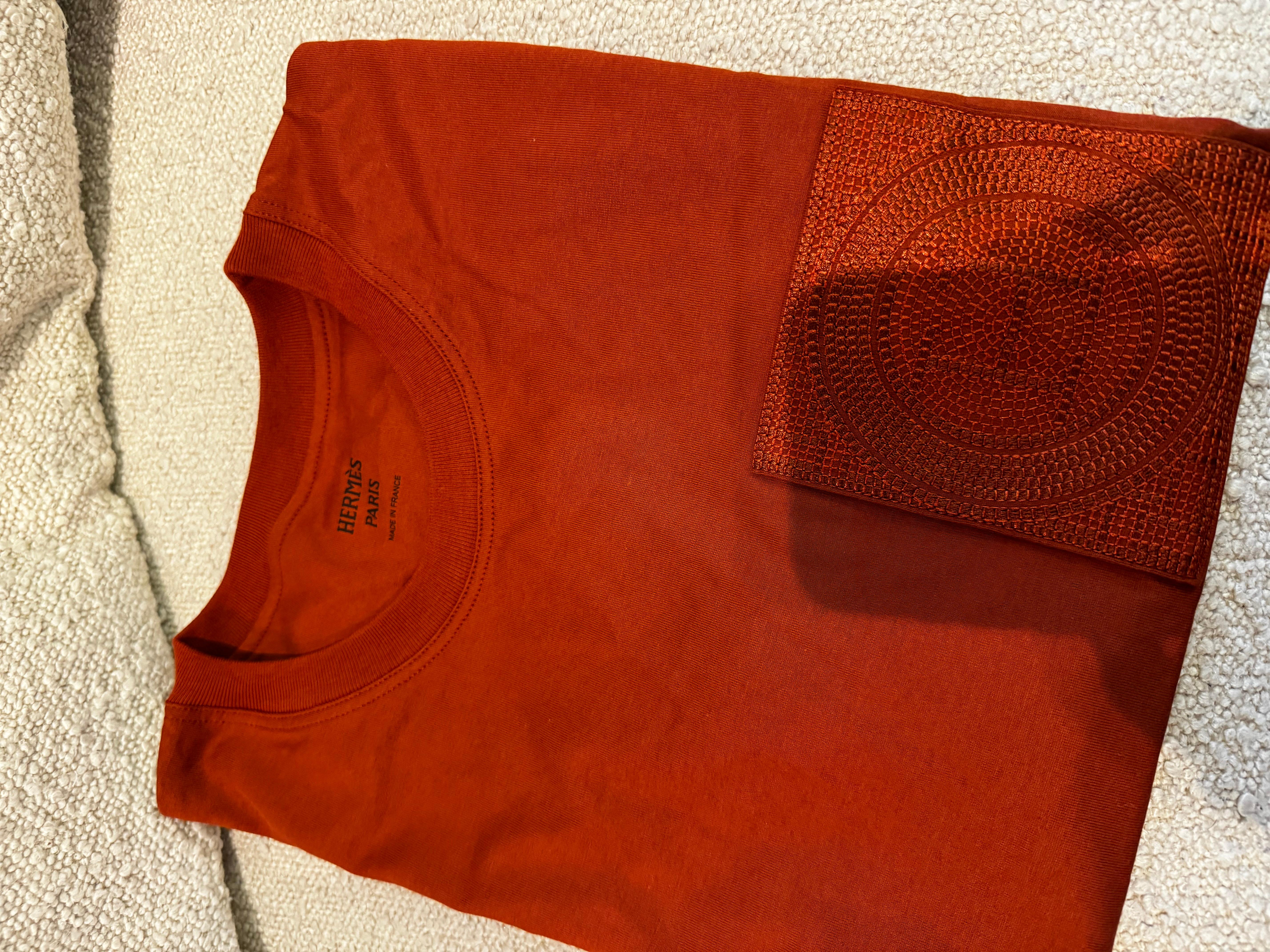 Hermes T-Shirt aus einfarbigem Baumwolljersey (100% Baumwolle)

- Rundhalsausschnitt mit Rippenbündchen
- Vordertasche mit 