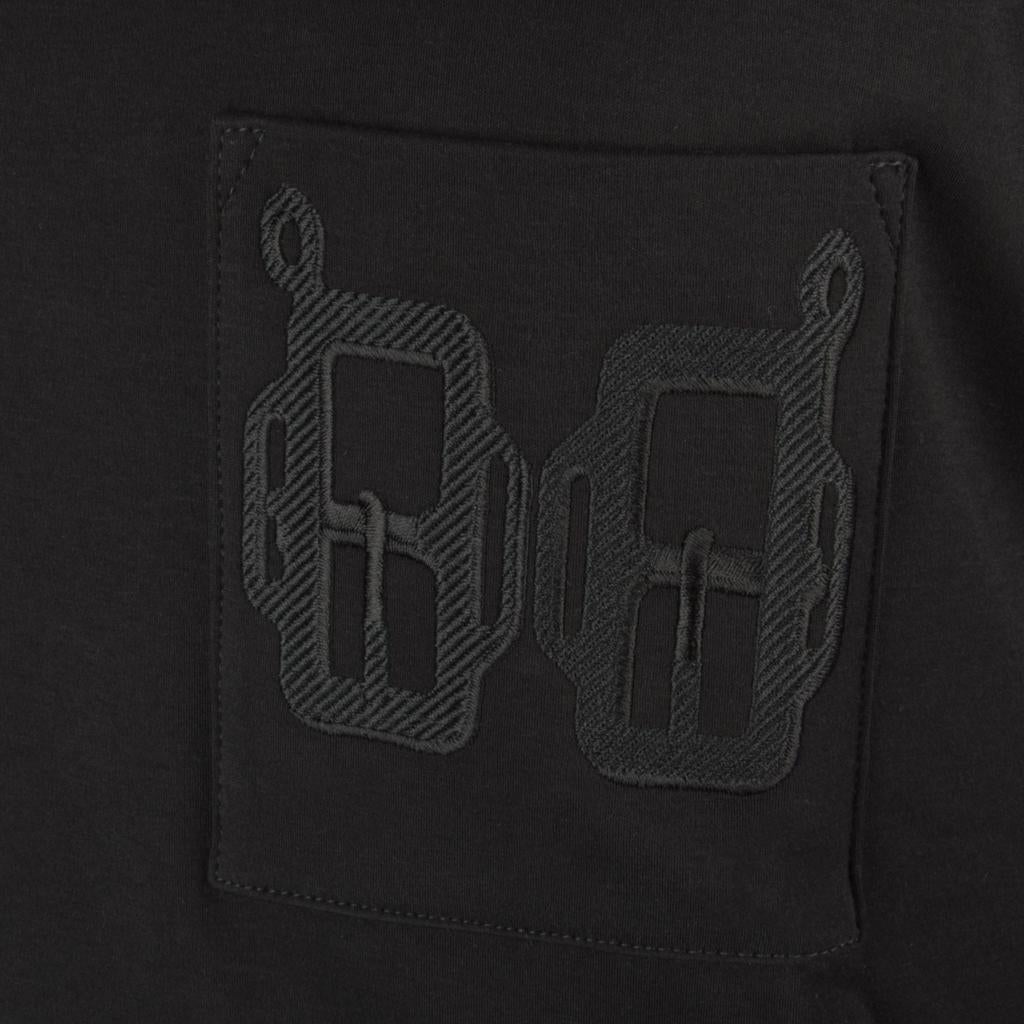 T-shirt noir Hermès authentique garanti avec poche poitrine brodée.
Motif équestre noir brodé sur la poche.
T à manches courtes avec col ras du cou. 
Le tissu est en coton.  
NEUF ou JAMAIS UTILISÉ     

TAILLE 42      

MESURES SUPÉRIEURES :