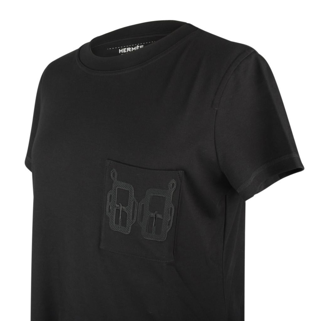 Hermès - T-shirt noir brodé pour femme avec poche, taille 42, neuf avec étiquettes Neuf - En vente à Miami, FL