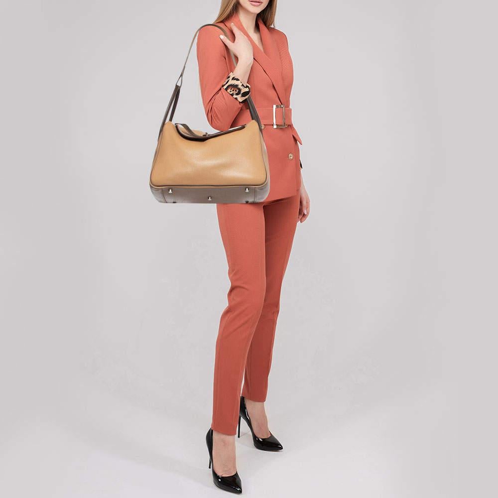 Die Hermès Lindy 34 Tasche ist ein Beispiel für vorbildliche Handwerkskunst und verkörpert damenhafte Eleganz! Diese vielseitige Ledertasche mit palladiumfarbenen Beschlägen ist eine Anschaffung wert.

Enthält: Original-Staubbeutel