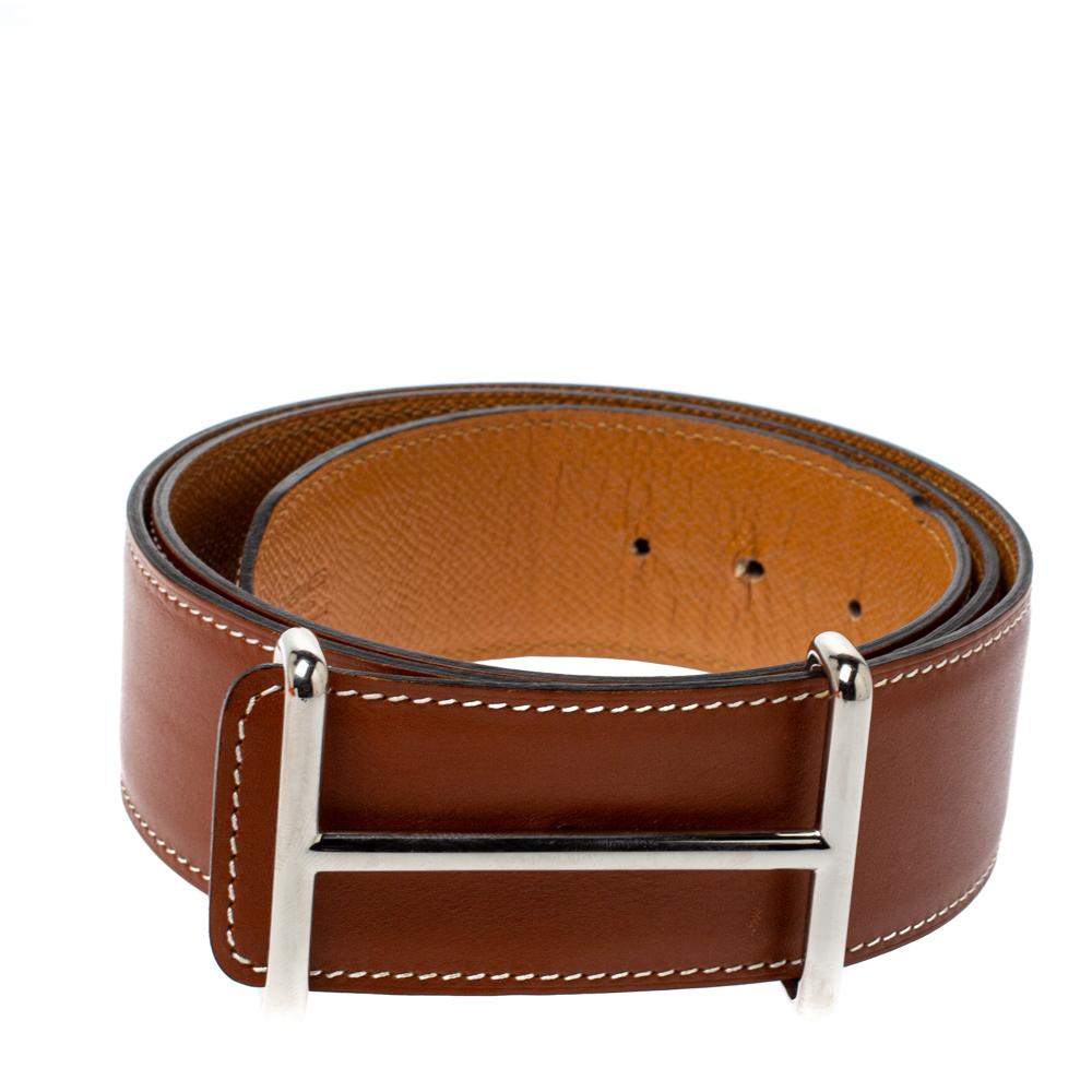 Mantieni il tuo stile con questa attraente cintura Hermes Idem. Questo pezzo di grande impatto presenta un cinturino in pelle reversibile marrone e marrone, una fibbia Idem in argento e una chiusura con foro a piolo. Ottieni un look alla moda senza