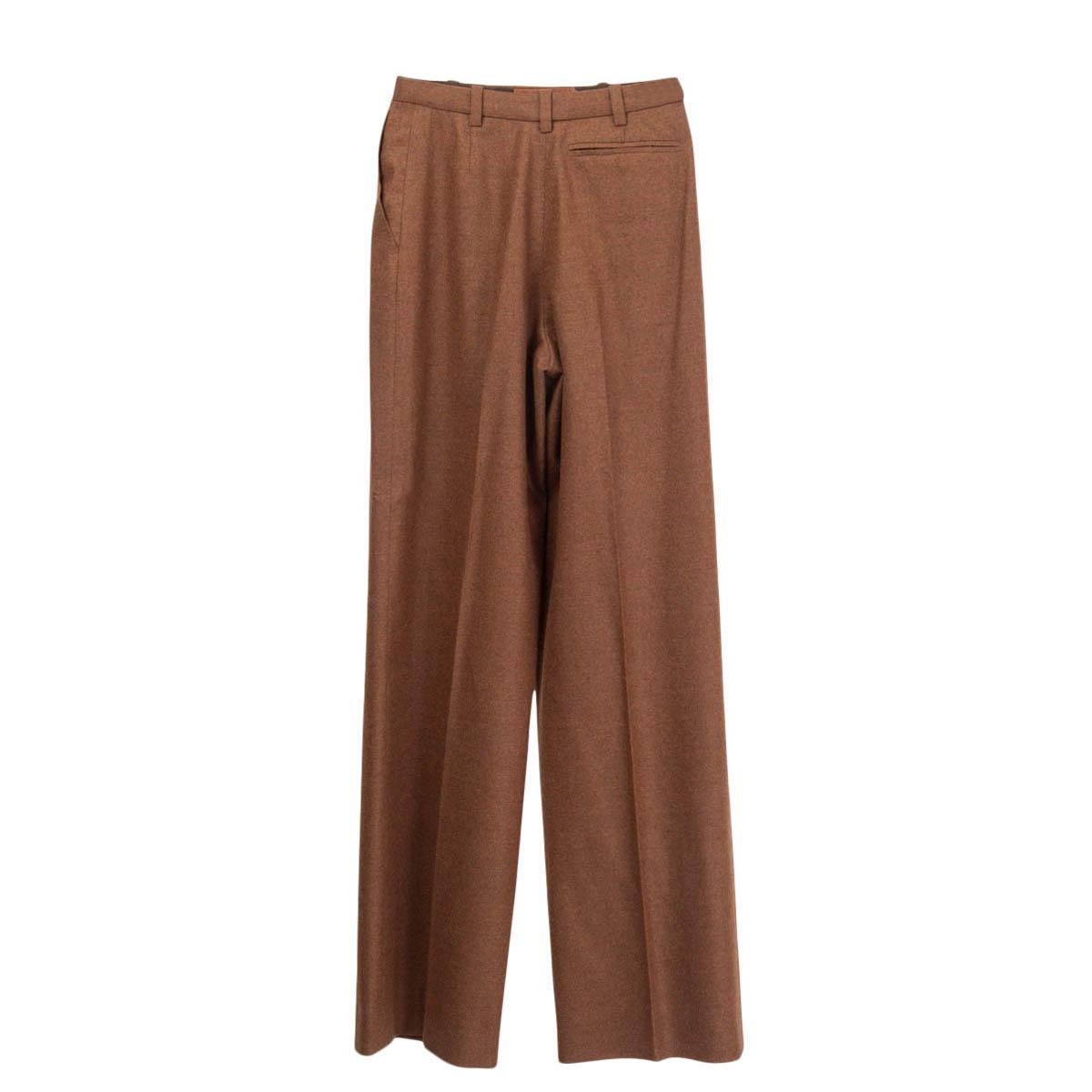 100% authentic Hermès high waisted pants in tan virgin wool (100%). Comes with two slit pockets on the side and two sewn shut slit pockets on the back. Opens with a concealed button, hook and zipper on the front. Have been worn and are in excellent