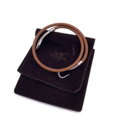 Hermes Pulsera de gancho jumbo de metal plateado de doble vuelta de cuero tostado