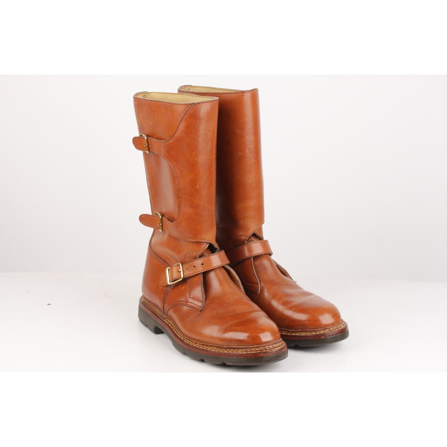 Beautiful men boots by HERMES, biker style, in tan leather. Buckles detailing. Ribber lug soles. Size 41. Outsoles lenght:  11.5 inches - 29,3 cm