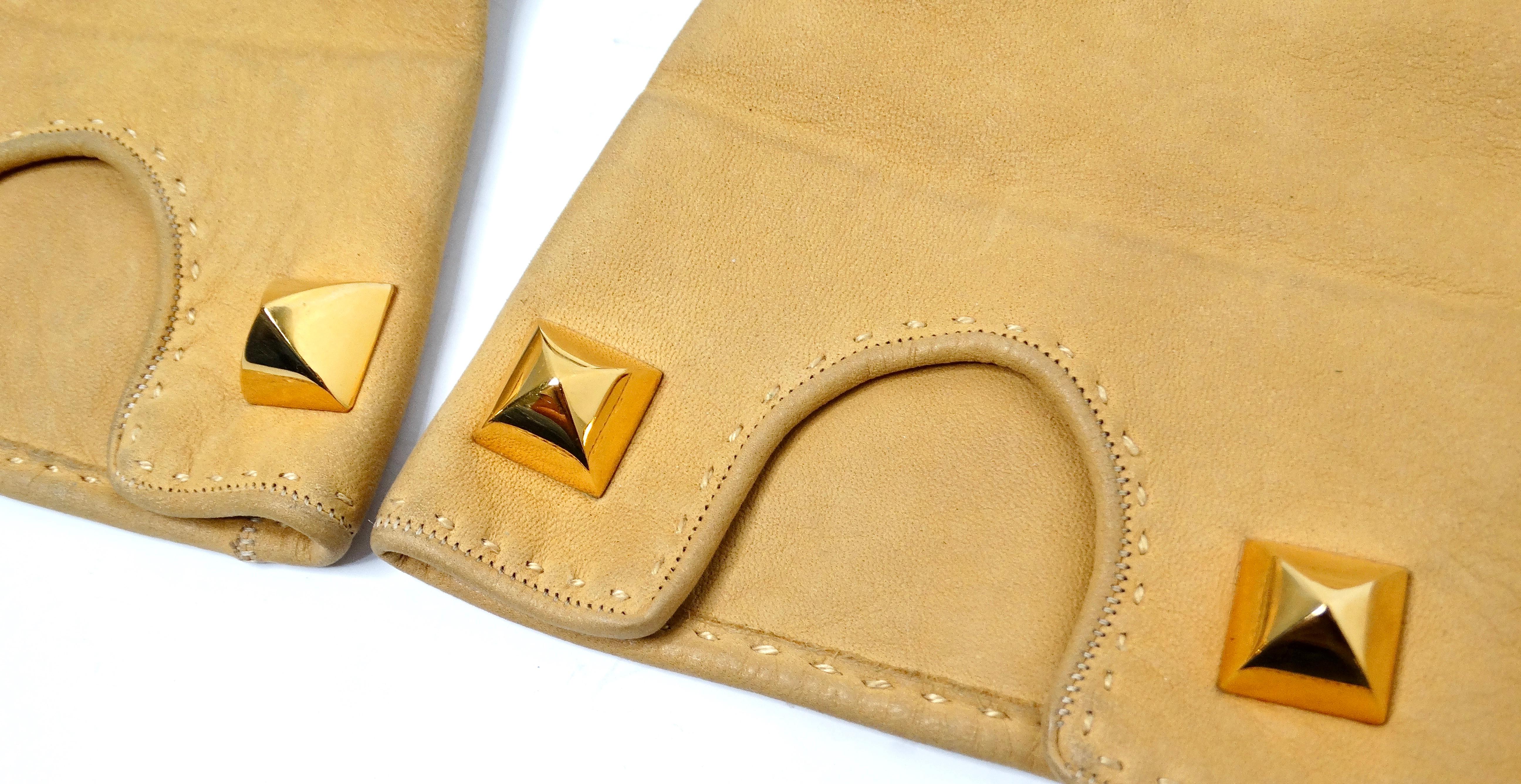 Hermes Tan Suede Leather Rockstud Gloves circa 1990s In Good Condition For Sale In Scottsdale, AZ