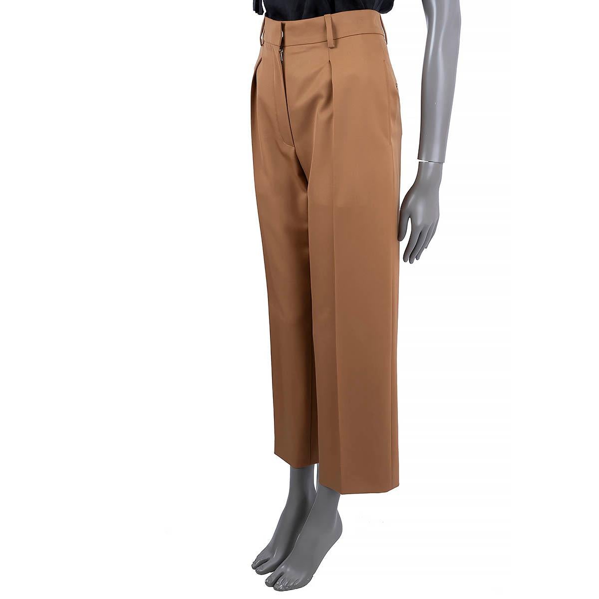 100% authentic Hermès pleated pants in tan wool (100%). Feature a wide-leg, belt loops, slit-pockets in the front and back. Open with a concealed zipper and one hooks, button in the front. Have been worn and are in excellent condition.