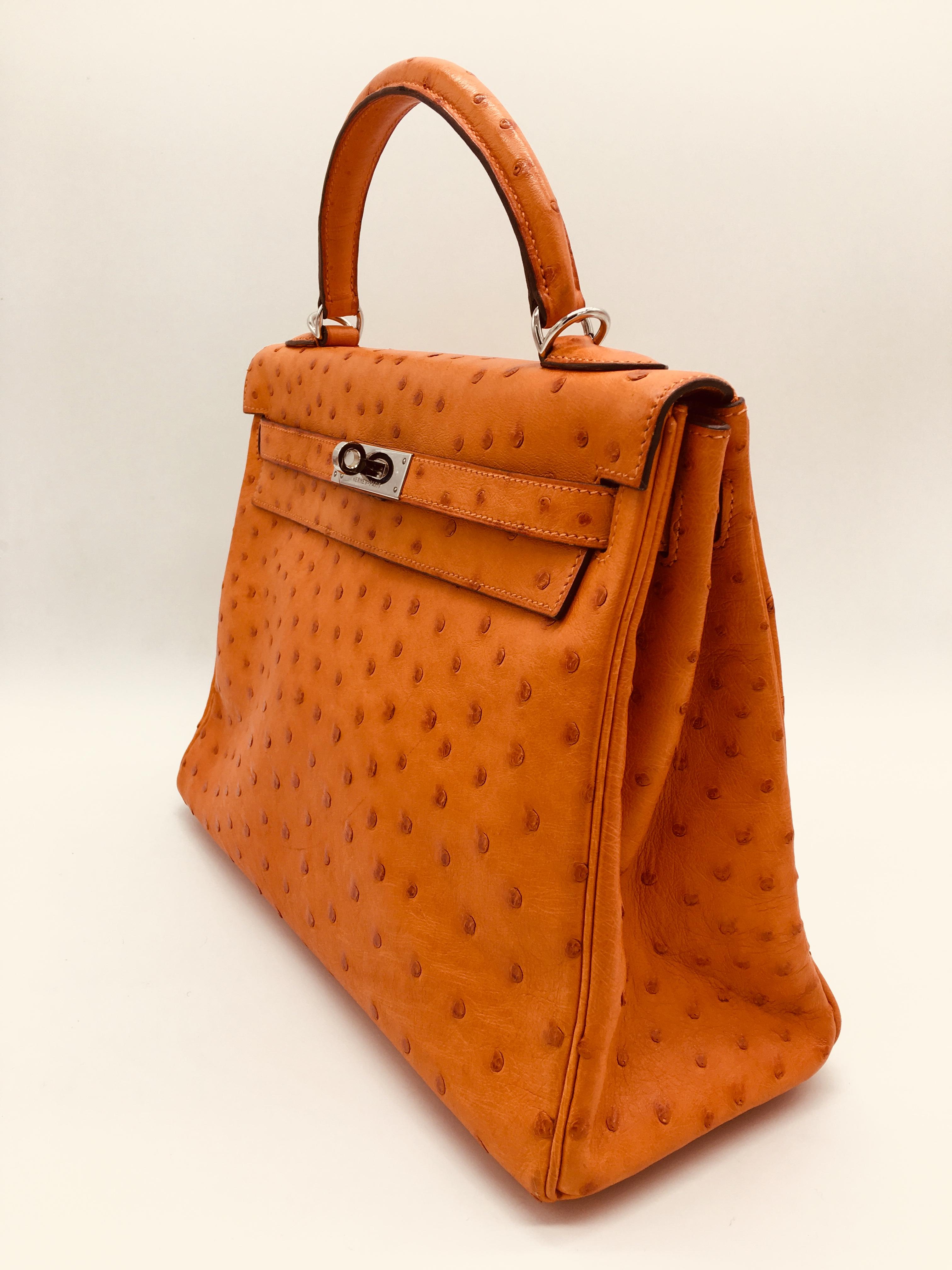 Hermes Tangerine Kelly 32cm in Ostrich In Good Condition For Sale In London, GB