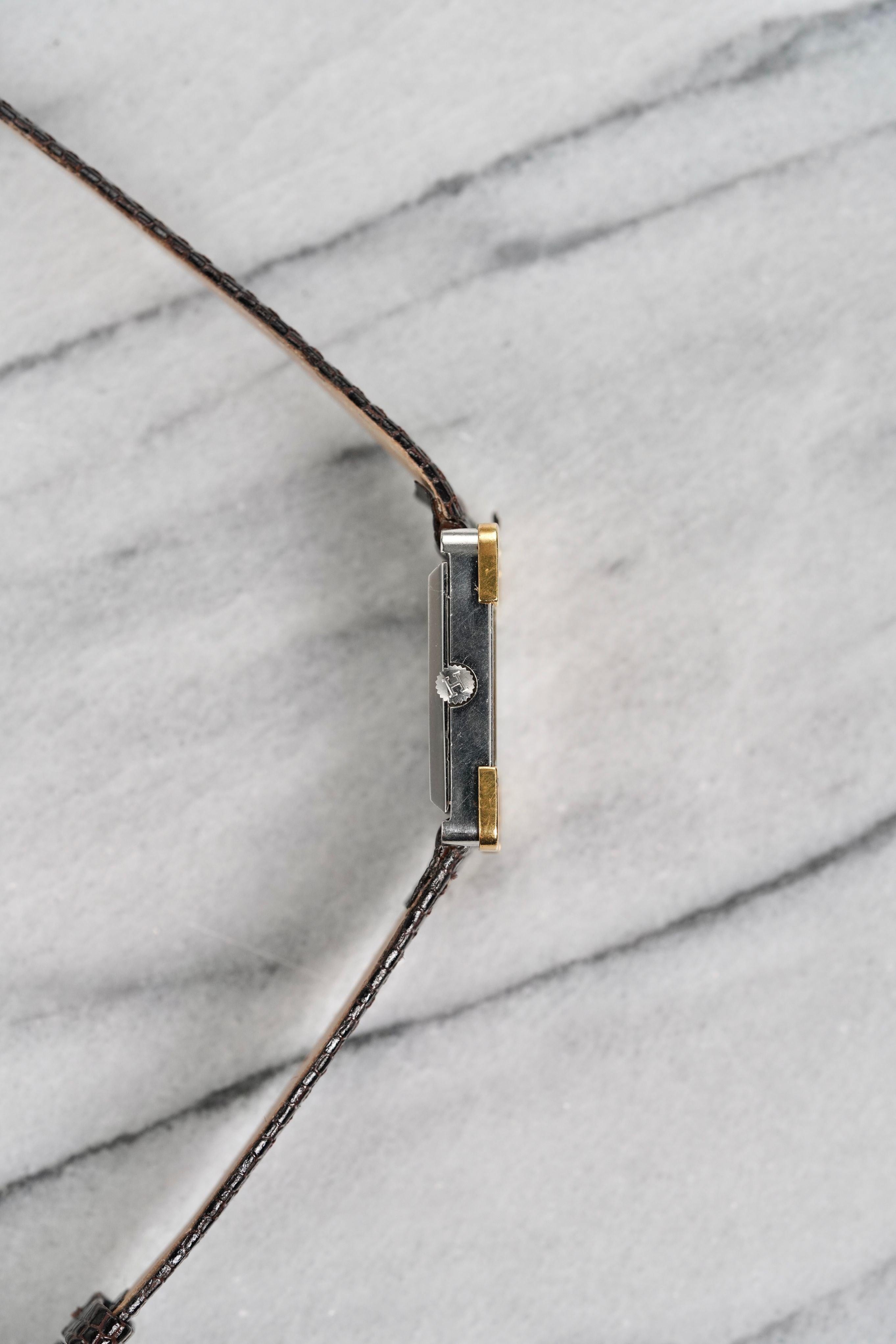 Voici un quartz réservoir Hermés vintage de la fin des années 70, début des années 80. Récemment révisé. L'heure est très précise et l'appareil est entièrement fonctionnel. Les mesures comprennent un boîtier de 23 x 30 mm et une largeur de corne de