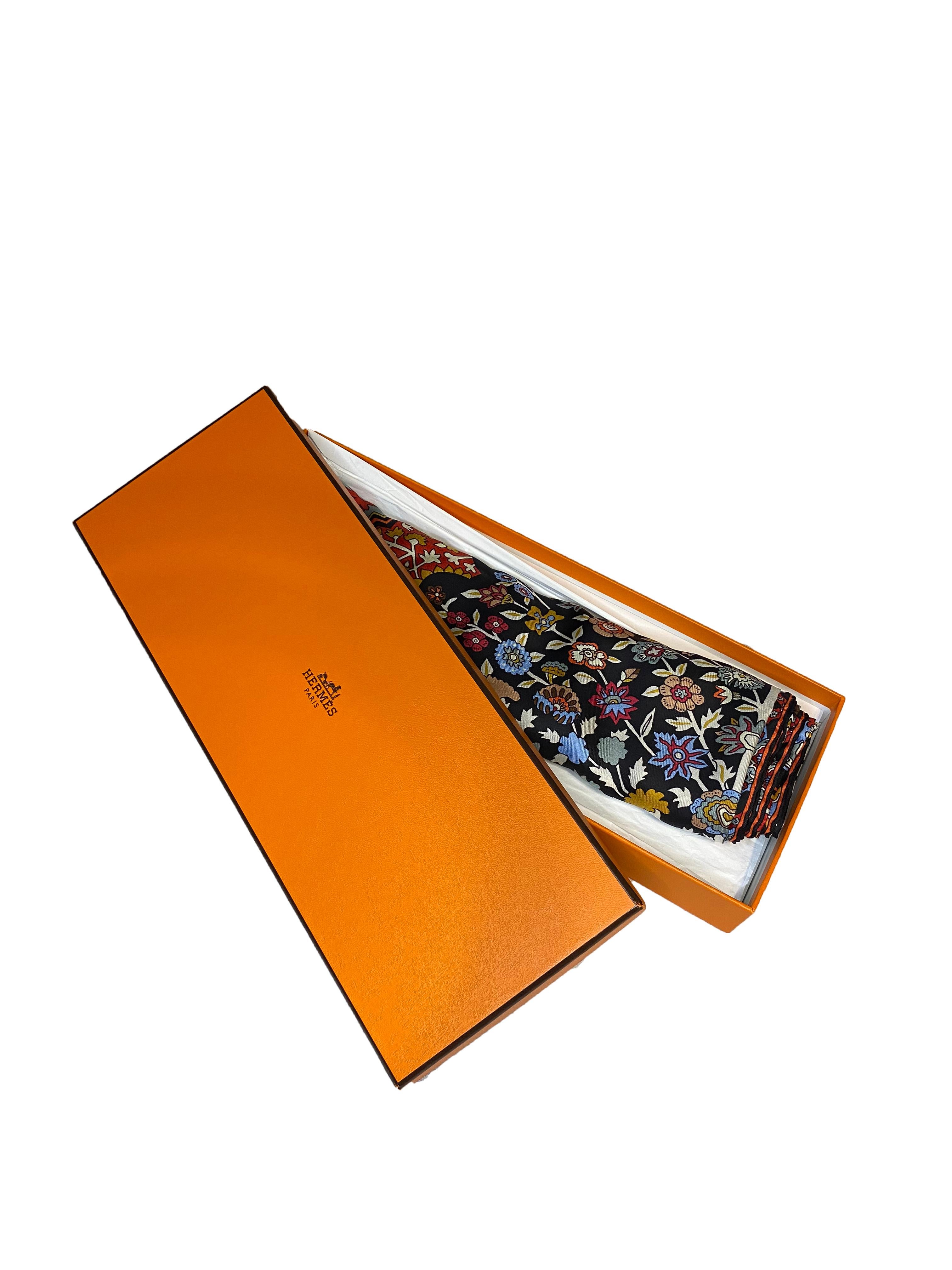 Hermes Tapis Persans Silk Shawl - 135cm Gris en venta