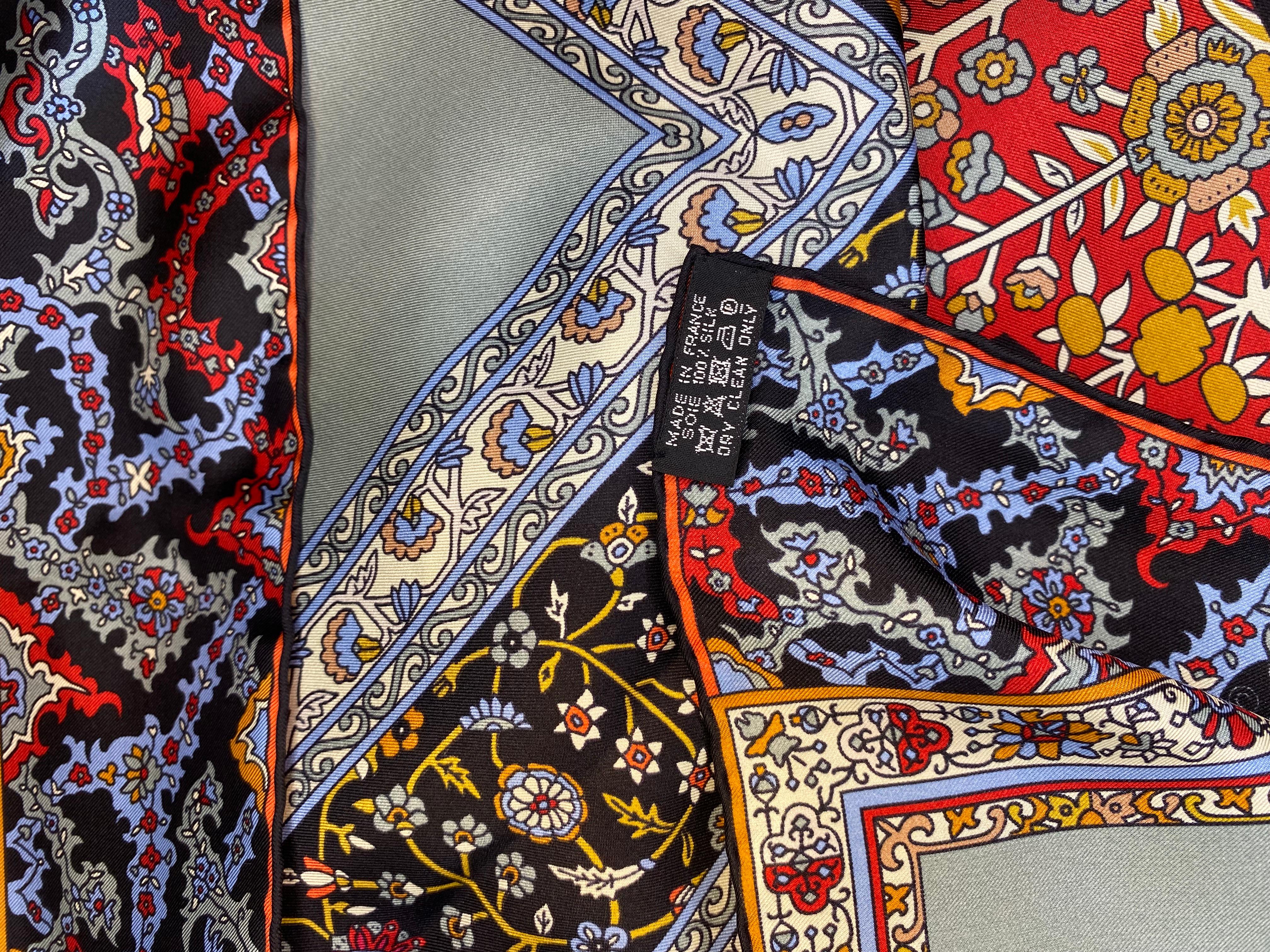 Hermes Tapis Persans Silk Shawl - 135cm en Excelente estado para la venta en Glasgow, GB