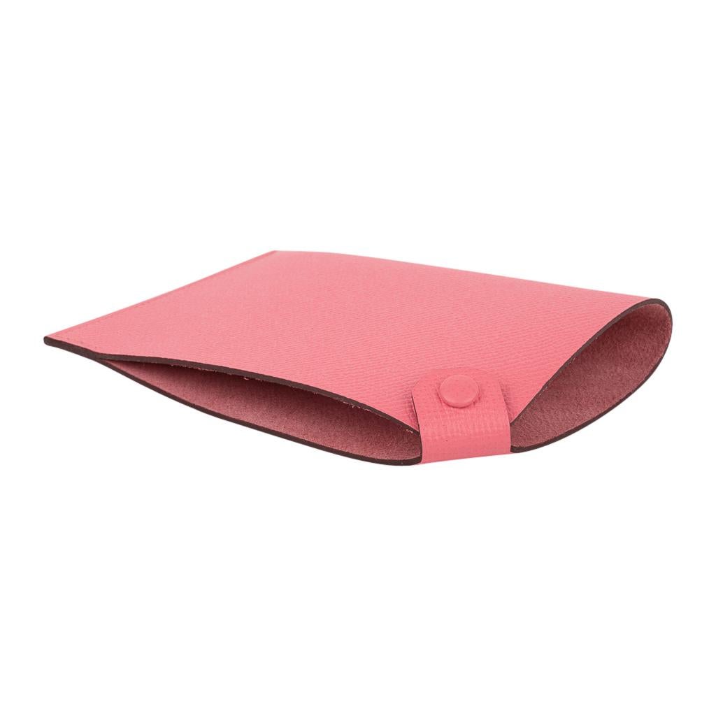 Mightychic bietet einen garantiert authentischen Hermes Tarmac Passport Holder.
Weiches, rosafarbenes Azalee-Epsom-Leder mit rosafarbenem Jaipur-Druckknopf.   
Verwöhnen Sie sich selbst, oder verschenken Sie diesen Luxus für unterwegs.  
Kommt mit