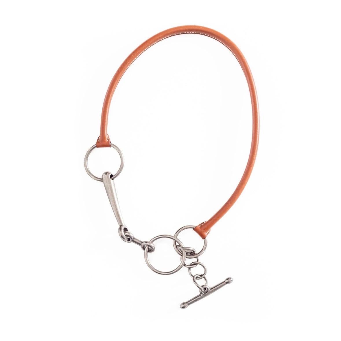 Hermès Tarquinia Brown Leather Palladium Toggle Necklace

Brown/Silver
Rolled calf leather
Matte palladium hardware
Ring accents
Toggle fastening
Stamped
Excellent pre-owned condition; little signs of wear and minor tarnishing
Size &