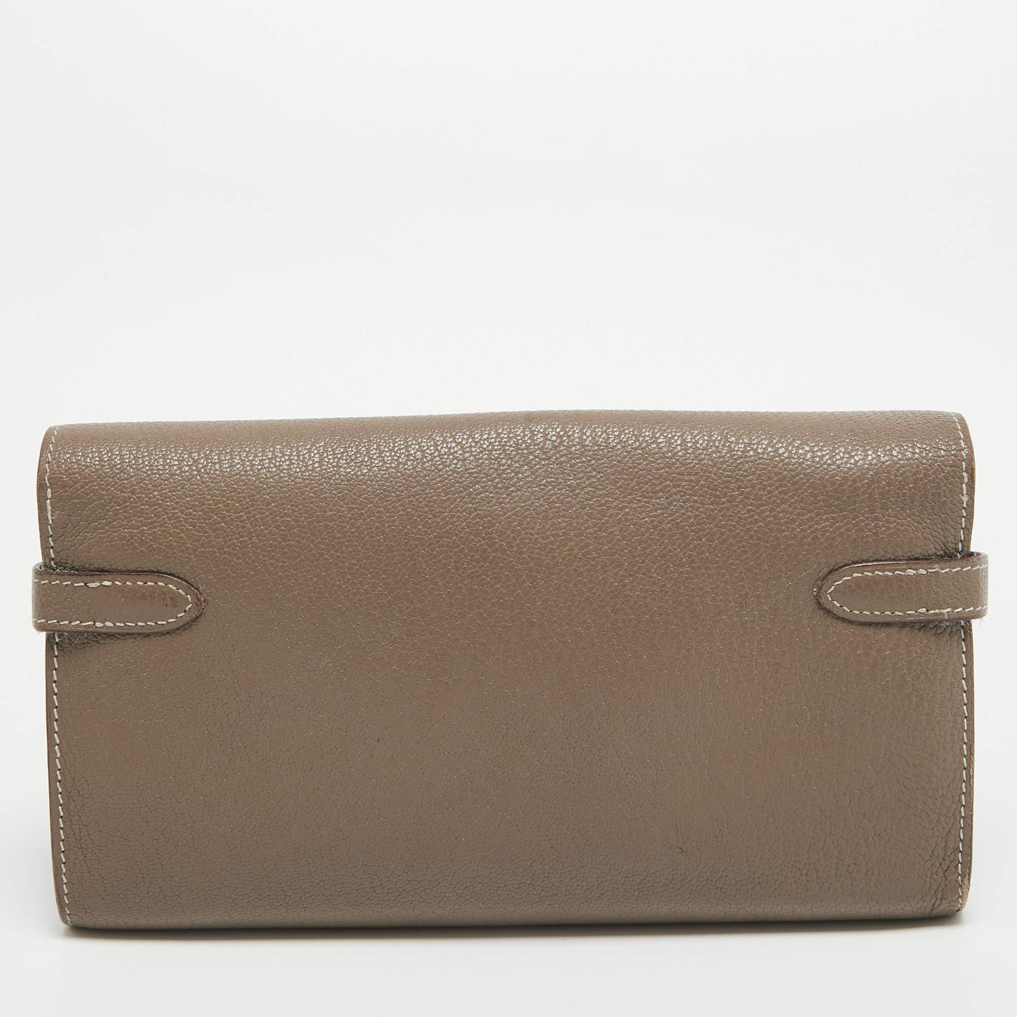 Diese stilvolle Hermes Kelly Classic Brieftasche bringt einen Hauch von Luxus und großem Stil mit sich. Sie ist perfekt verarbeitet, um Ihre Karten und Ihr Bargeld ordentlich zu verstauen.

