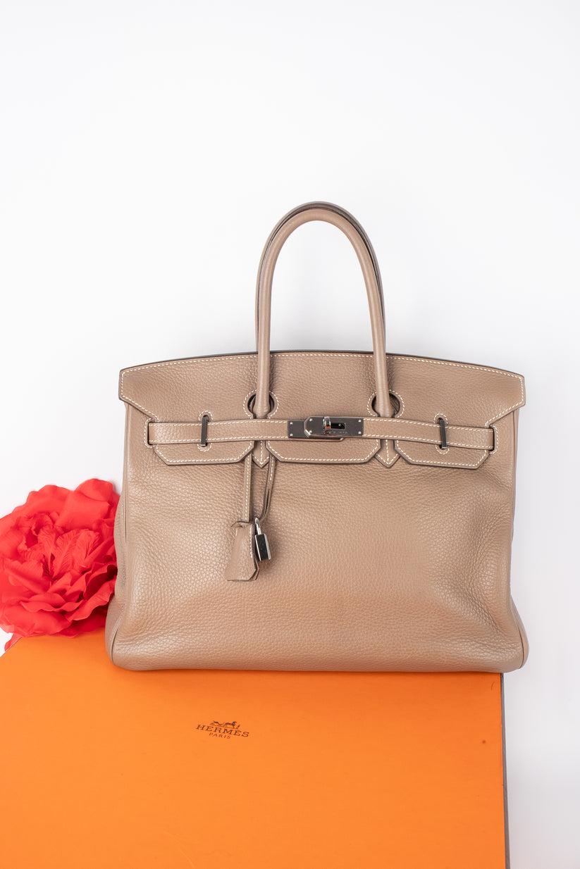 Hermès - (Made in France) Taupe leather Birkin bag with silvery metal elements. The stamp is present, 2006 Collection.

Additional information: 
Condition: Very good condition
Dimensions: Length: 34 cm - Height: 25.5 cm - Depth: 17 cm - Handle