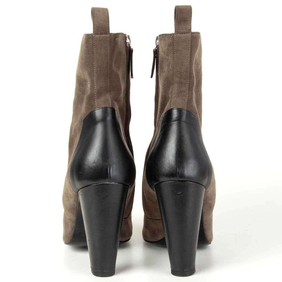 HERMES taupe suede & black leather Ankle Boots Shoes 41 In Excellent Condition For Sale In Zürich, CH