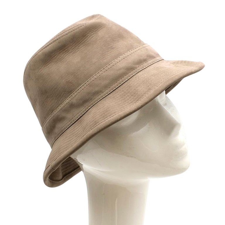 Hermes Taupe Suede Bucket Hat

- Ribbed Stitch Brim 
- Sewn in Hat Band 
- Lined With Signature Fabric 

Material:
-100% Suede

Made in France 

Circumference: 57cm
Diameter: 27cm