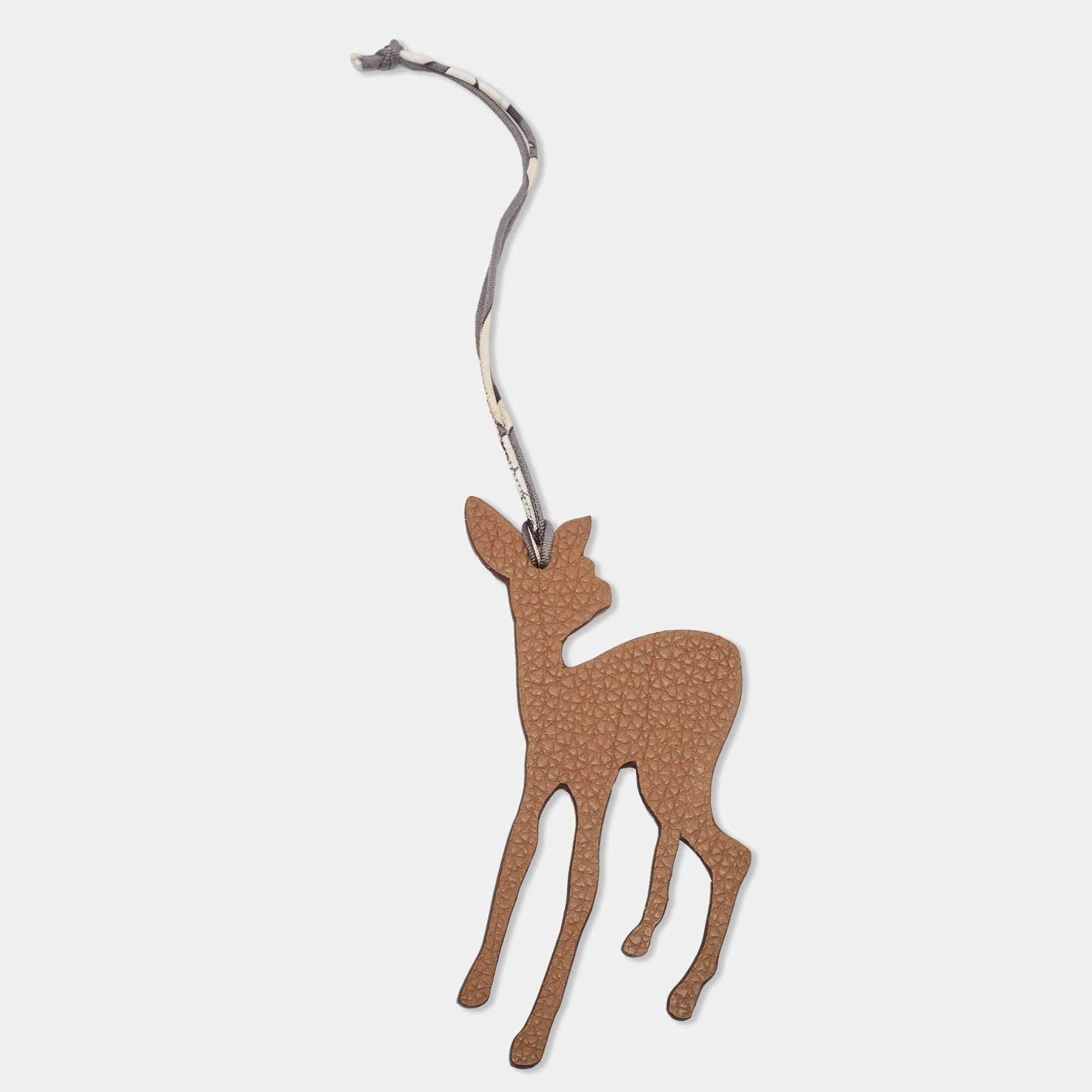 The Hermès bag charm features a petite H deer design crafted from both Epsom and Togo leathers, showcasing a harmonious blend of two hues. Its exquisite craftsmanship and playful charm make it a luxurious accessory.

