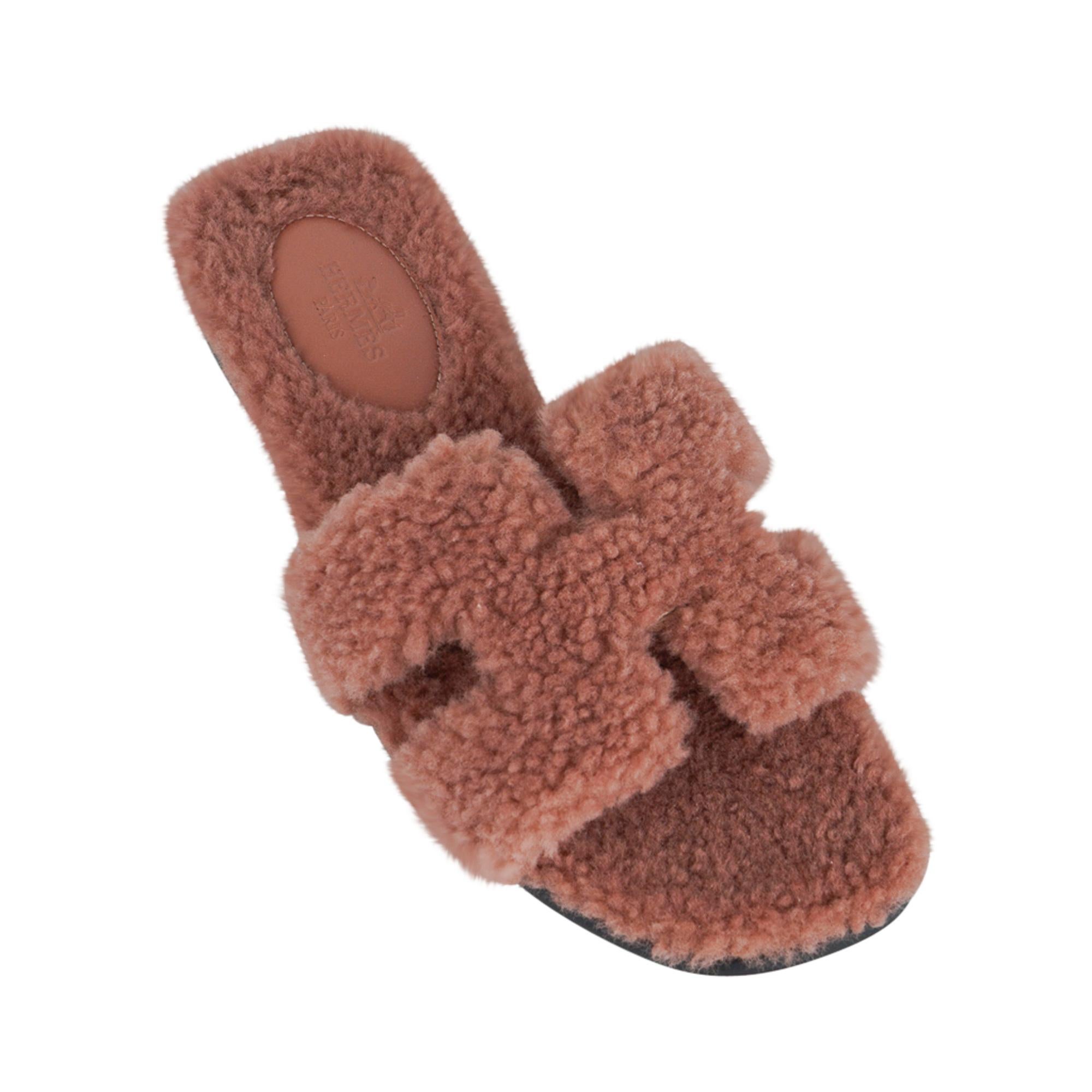 Mightychic offers a guaranteed authentic Hermes Oran Teddy Bear Rose Aube limited edition flat slide sandal.
Extremely rare size featured in soft neutral muted Rose this Hermes Oran sandal is foot flirting perfection!
Embossed Hermes Paris leather