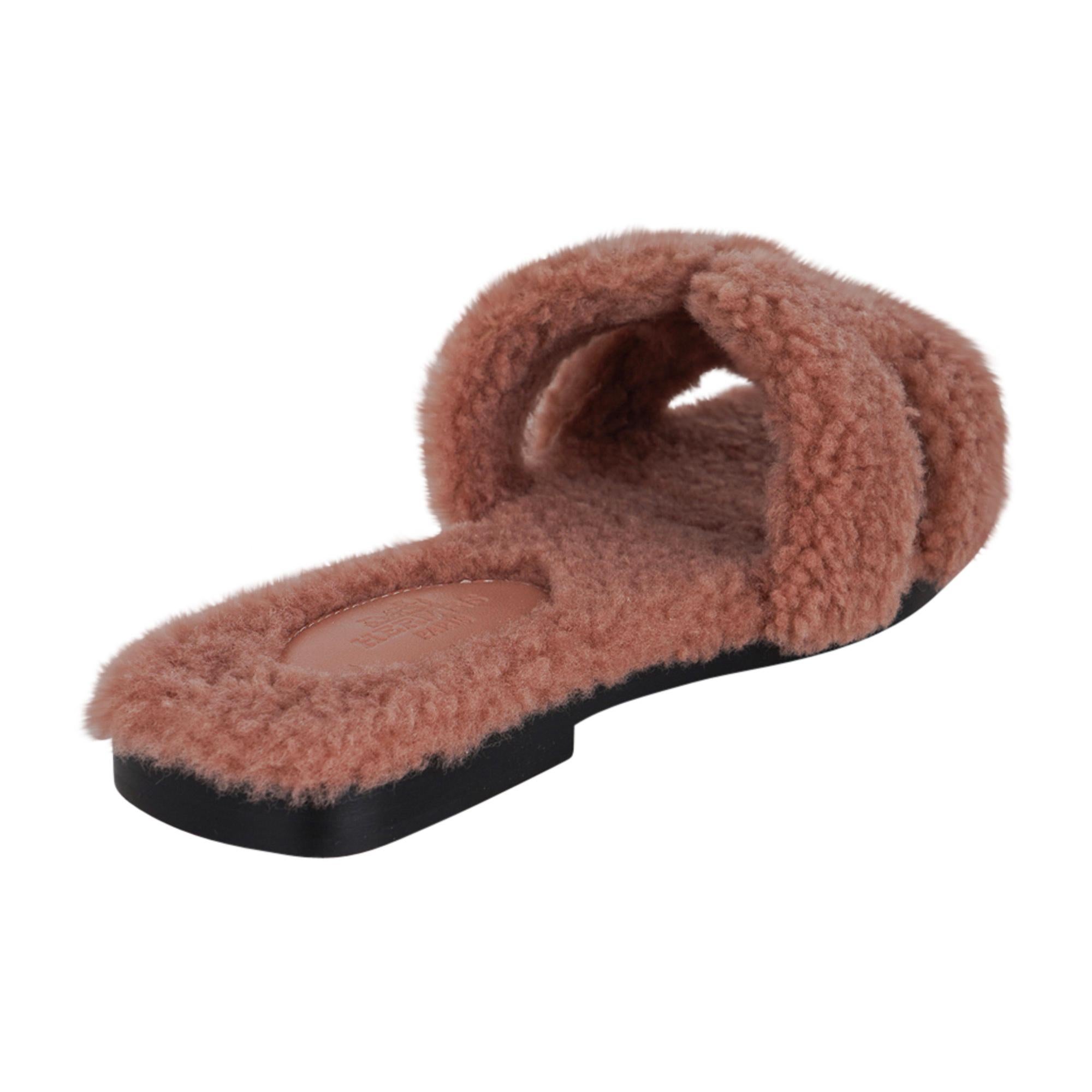 Brown Hermes Teddy Bear Oran Rose Aube Shearling Sandal Limited Edition 34.5 / 4.5 5 For Sale
