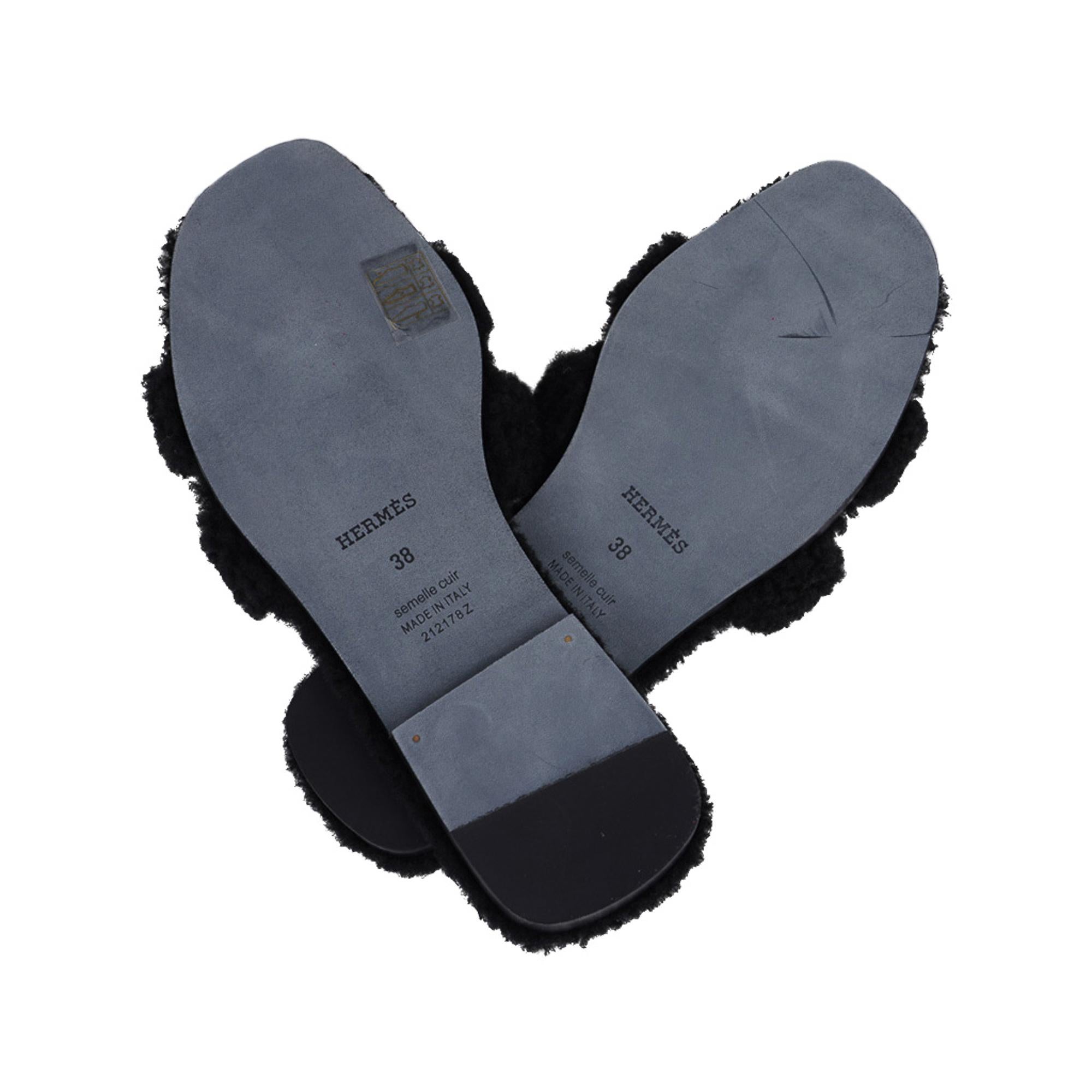 Hermes Teddy Bear Oran Sandal Black Limited Edition Shearling Flat 38 / 8 In New Condition In Miami, FL
