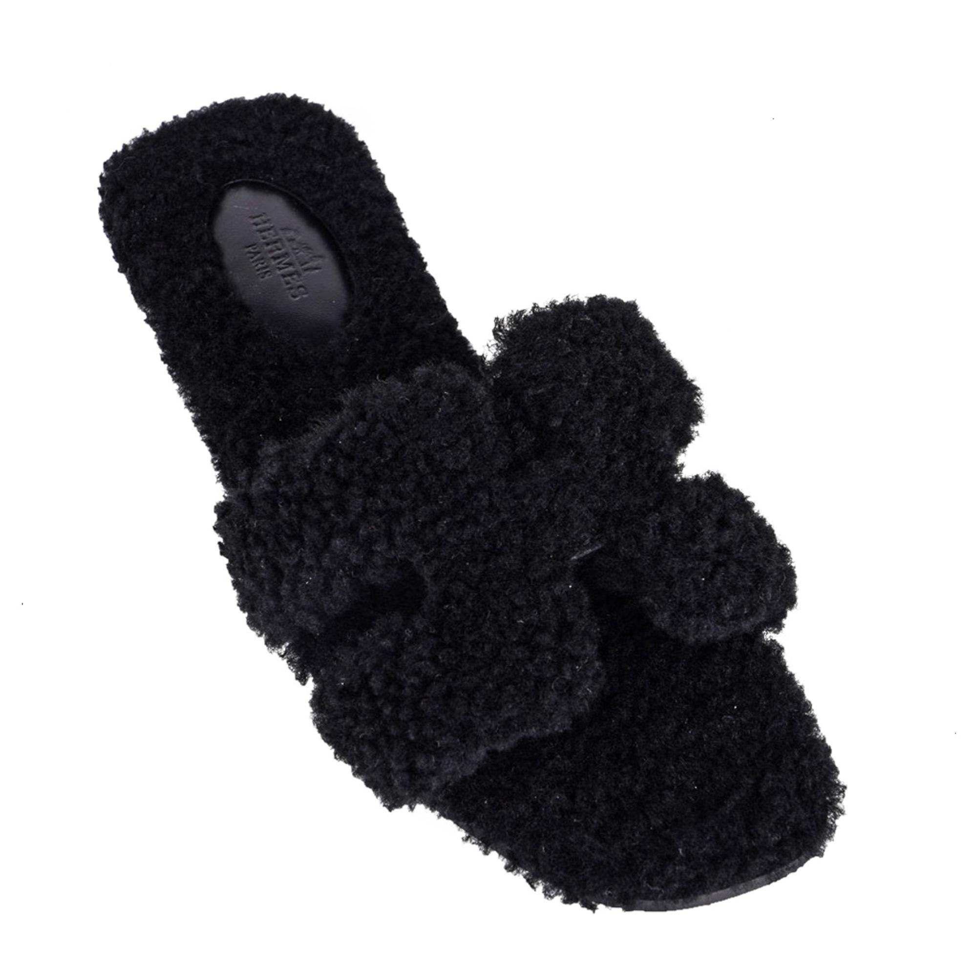 Mightychic offers a guaranteed authentic Hermes Oran Teddy Bear Black Shearling limited edition flat sandal slide.
This limited edition Hermes Oran shearling sandal is foot flirting perfection!
Embossed Hermes Paris leather insole.
Wood heel.
Comes
