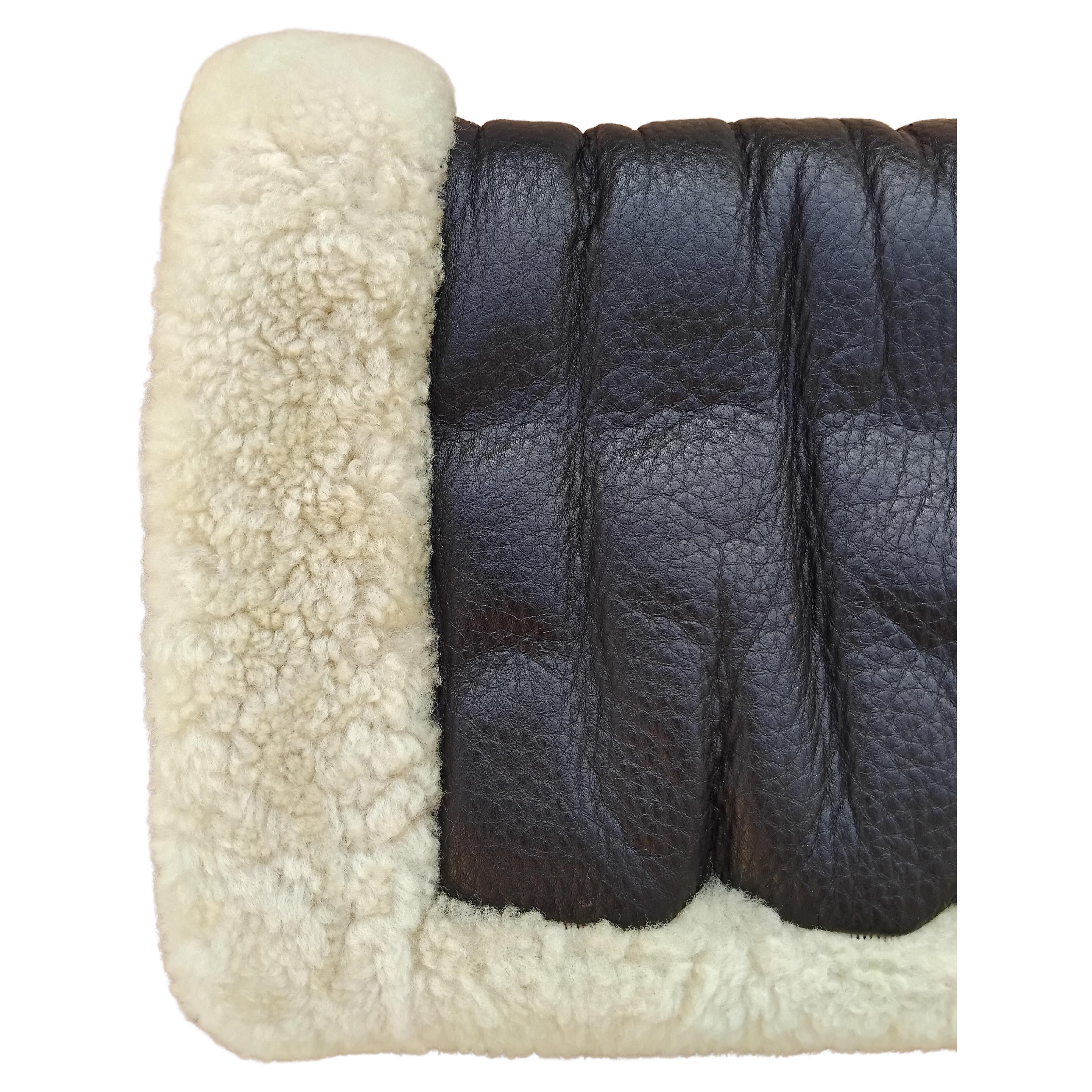 Rare and Stunning Authentic Hermès Hand Muff

Will perfectly match your Hermès Teddy Plush bag

This muff allows you to keep your hands warm elegantly 

Made of leather and lamb wool

A leather wrist strap allows you to keep it close at hand without