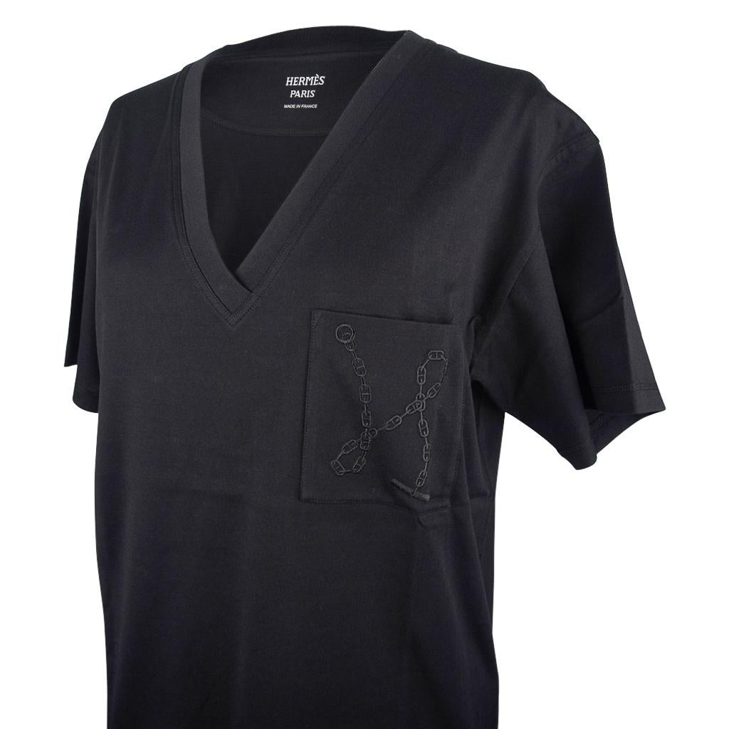 Guaranteed authentic Hermes Noir Embroidered Pocket Straight T-shirt.
Chaine d'Ancre embroidered on Pocket.
V-neck with short sleeve.
Classic style and effortless elegance.
Fabric is cotton. 
NEW or NEVER WORN.  
final sale 

SIZE  40
USA SIZE 