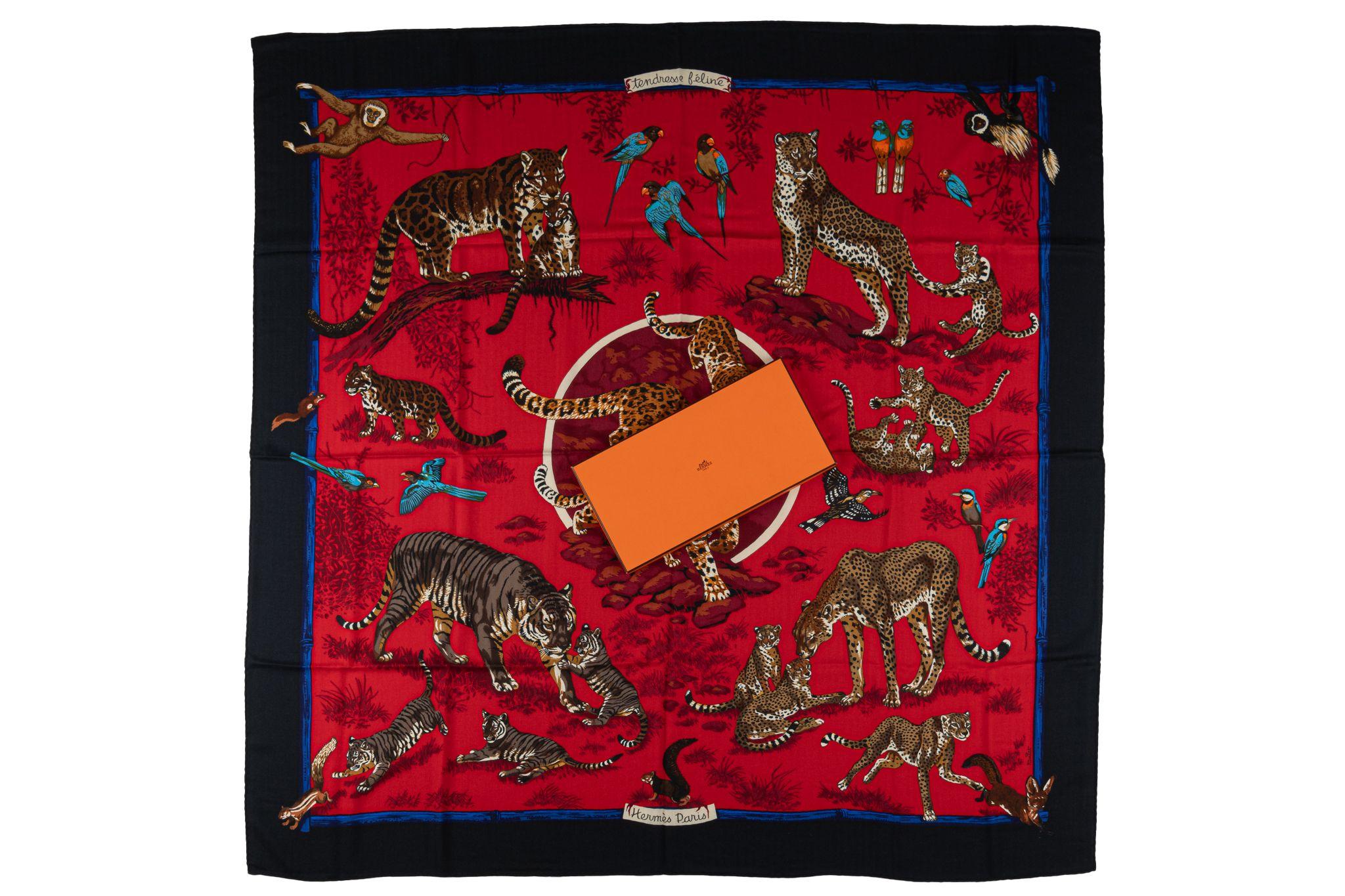 Ce foulard Tendresse Féline d'Hermès est composé de 65% de cachemire et de 35% de soie. Ce châle est orné d'un motif exotique de félins sur fond rouge. Il s'agit d'une fabuleuse écharpe qui peut être utilisée de multiples façons. Livré avec la boîte