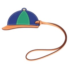 Pendentif « Paddock Bombe » Hermès aux couleurs Terre Cuite Butler, Blue Electric et Vert Vertigo