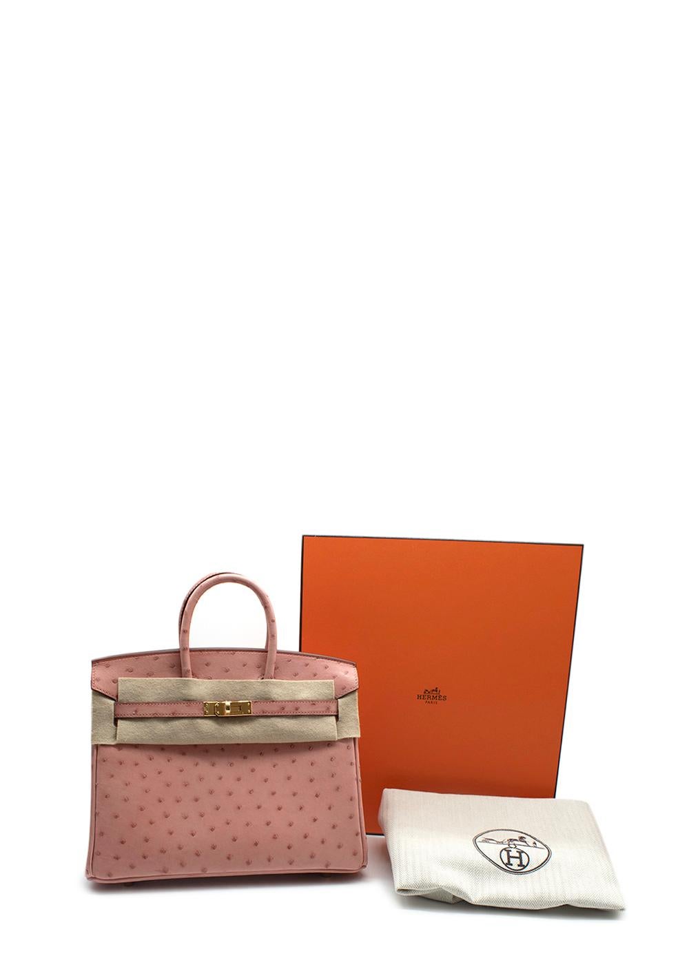 Hermes Terre Cuite Straußenleder Birkin 25 Tasche GHW

- Seltene Straußenhaut in einem warmen Rosé-Ton
- Ikonische Birkin mit Klappe und Gürtelverschluss
- Hängende Clochette und Vorhängeschloss
- 2 gerollte Ledergriffe oben
- Auf Metallfüßen