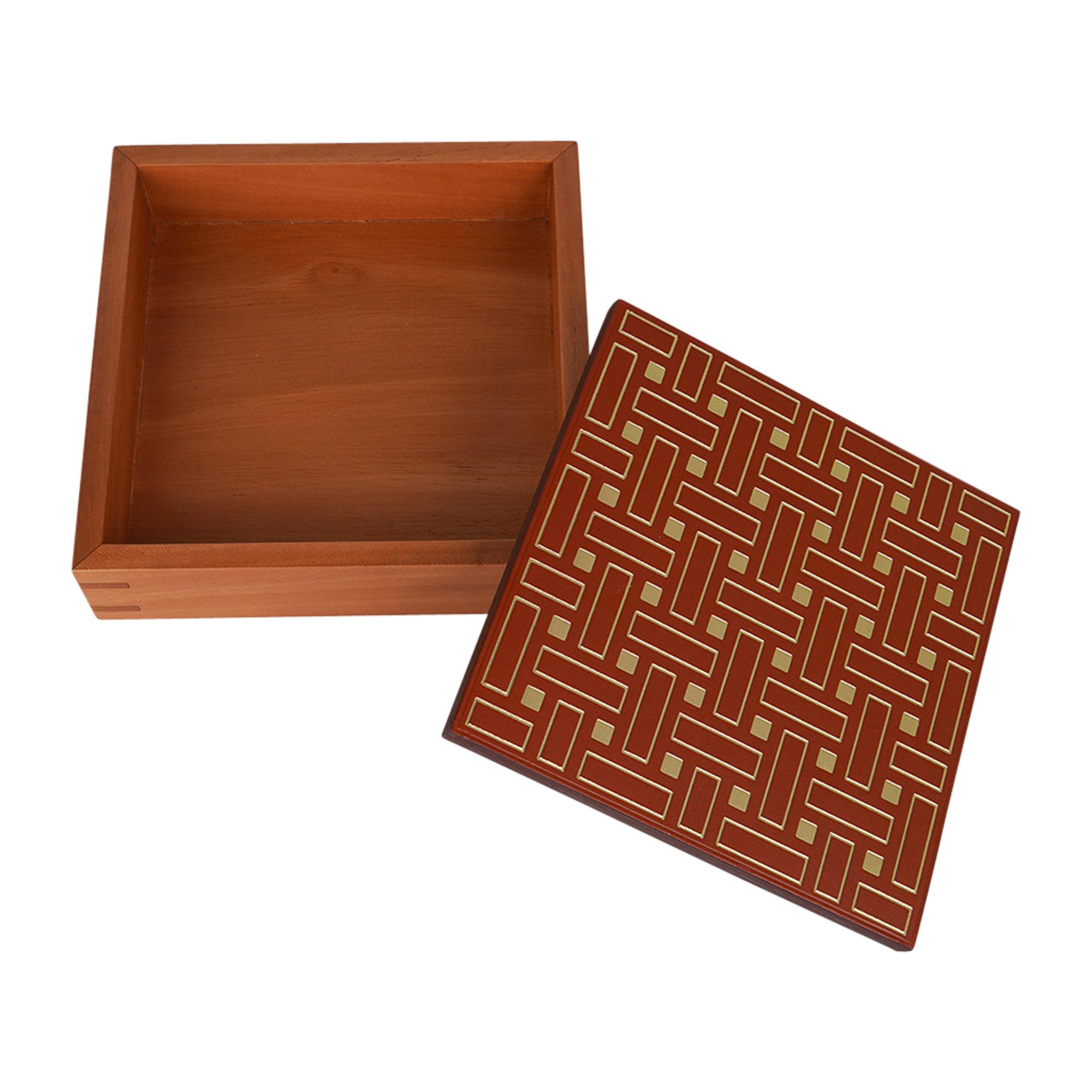 Mightychic offers a Hermes Theoreme Mosaique Or box featured in the small model.
Natural Mahogany wood with bridle leather lid sheets stamped
with gold Mosaique motif.
Bridle leather lid hot foil stamped using traditional bookbinding technique.
Base