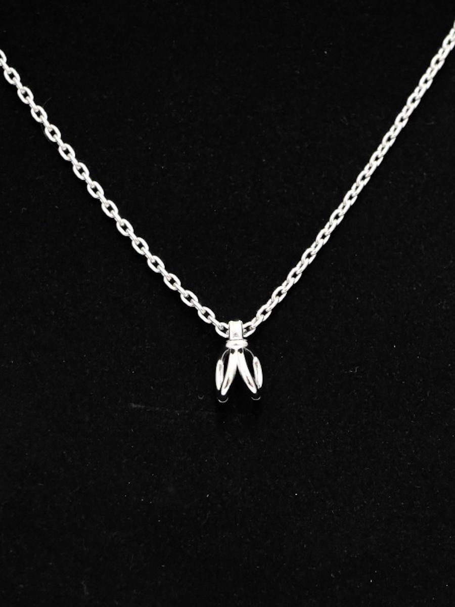Bellissimo ciondolo per collana lunga HERMES consegnato nella sua dustbag originale HERMES
Condizioni: molto buone
Prodotto in Francia
Materiale: metallo placcato palladio
Colore: argento
Dimensioni: lunghezza della catena 60 cm, ciondolo: 1 x 2