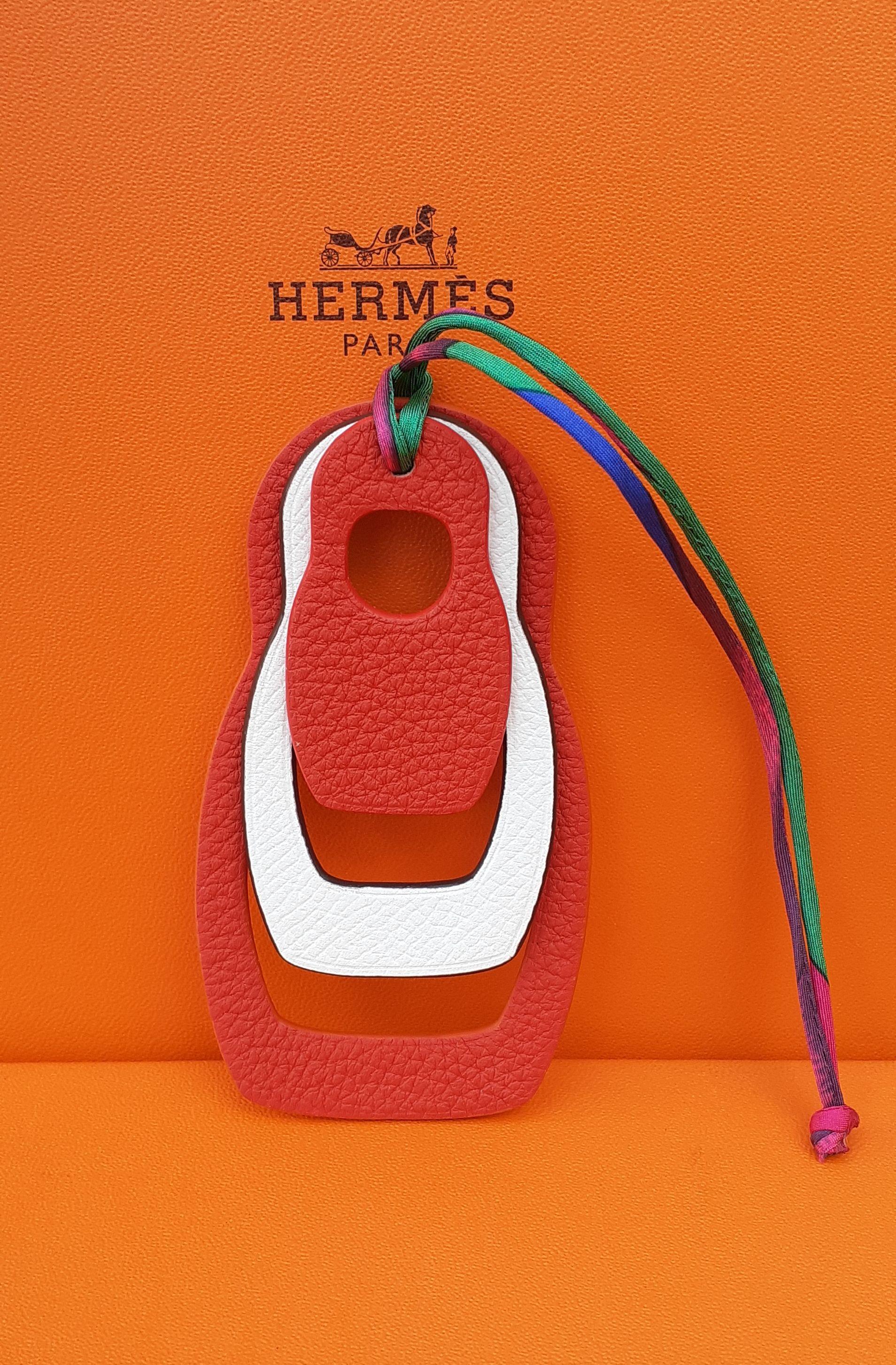 Rare and Lovely Authentic Hermès Charm

In the shape of russian dolls, called Matryoshkas in russian

3 Russian dolls of different sizes connected by a silk link

The link can be removed and each doll used separately

Made in France

From Hermès